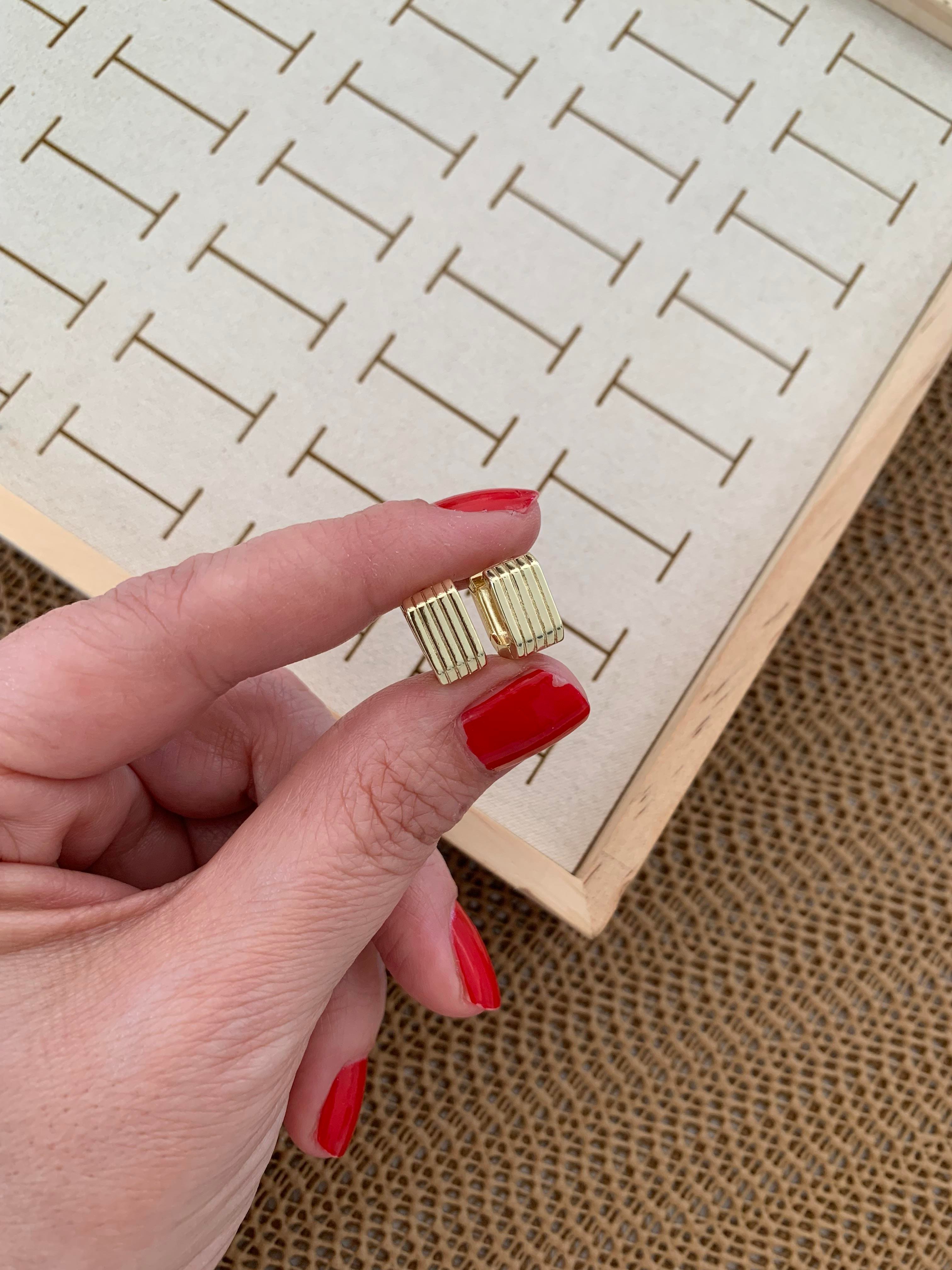 Vip Gold Çizgili Mini Kare Küpe