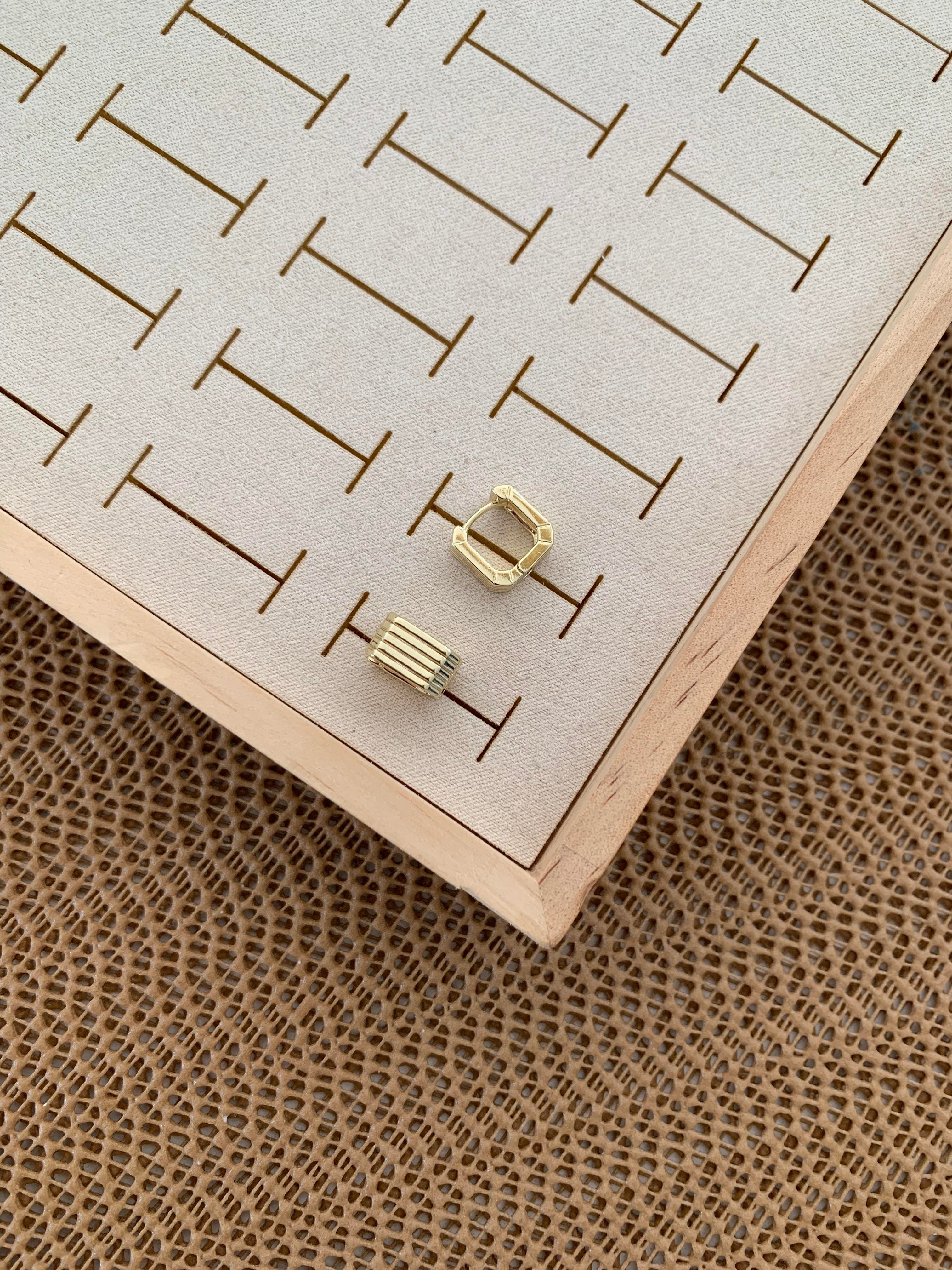 Vip Gold Çizgili Mini Kare Küpe