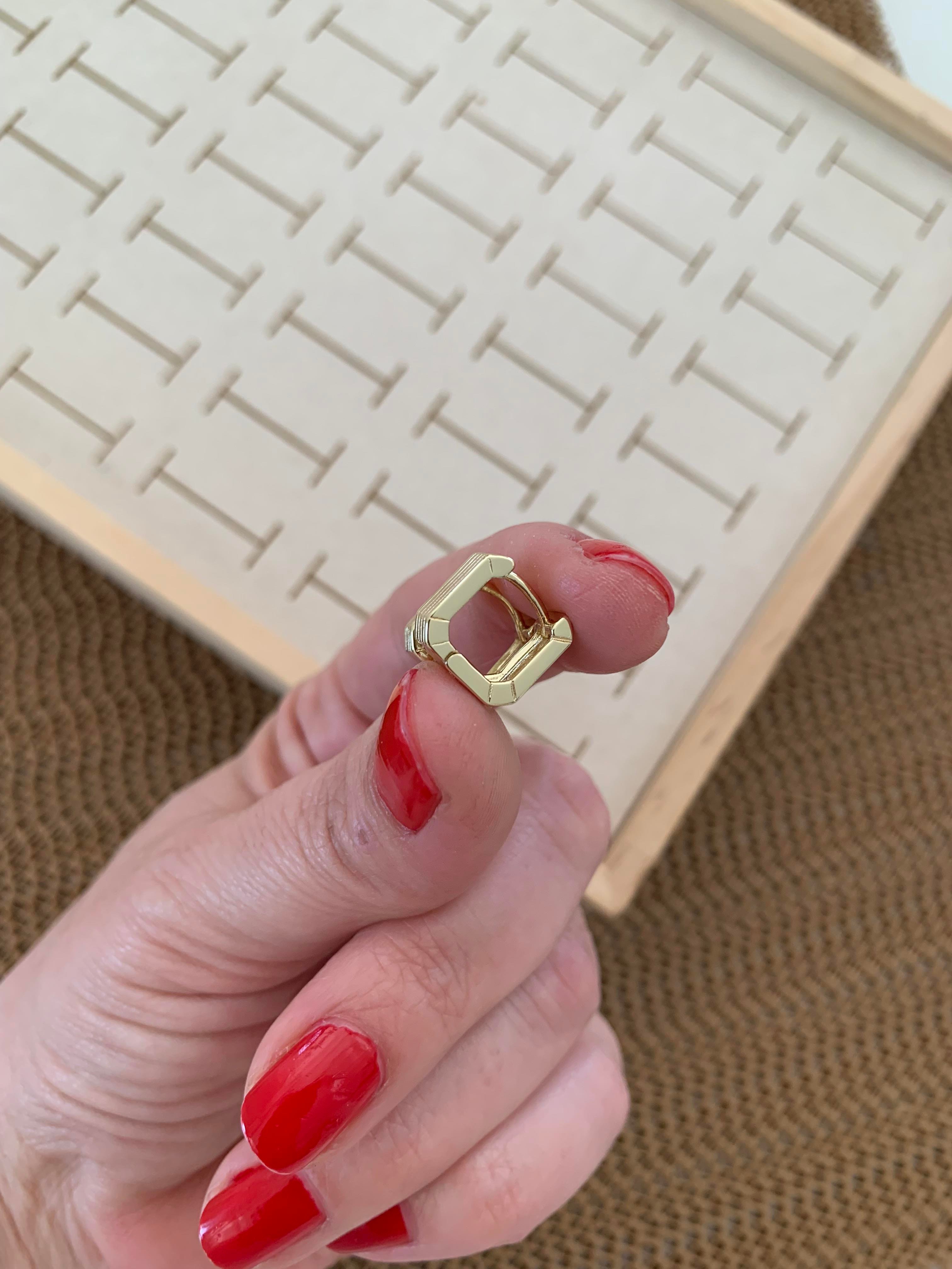 Vip Gold Çizgili Mini Kare Küpe