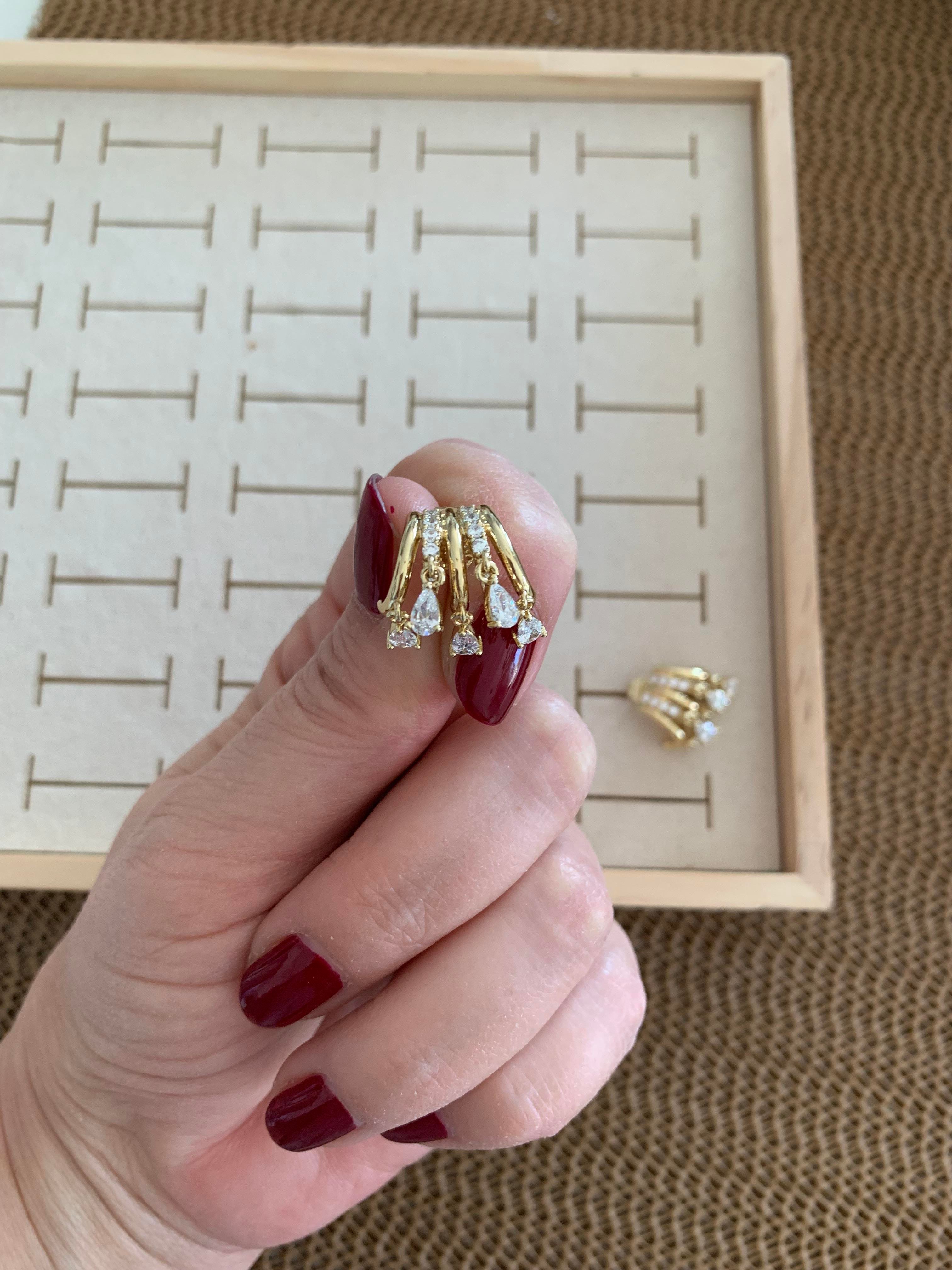 Vip Gold Damla Baget Taş Sallantılı Tasarım Küpe