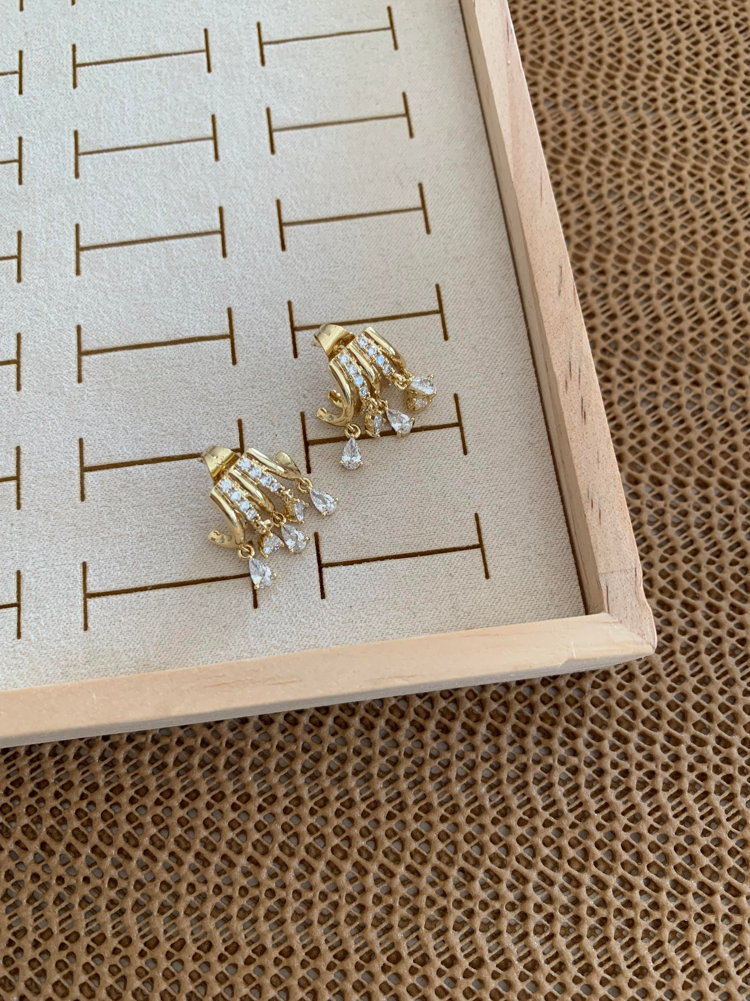 Vip Gold Damla Baget Taş Sallantılı Tasarım Küpe