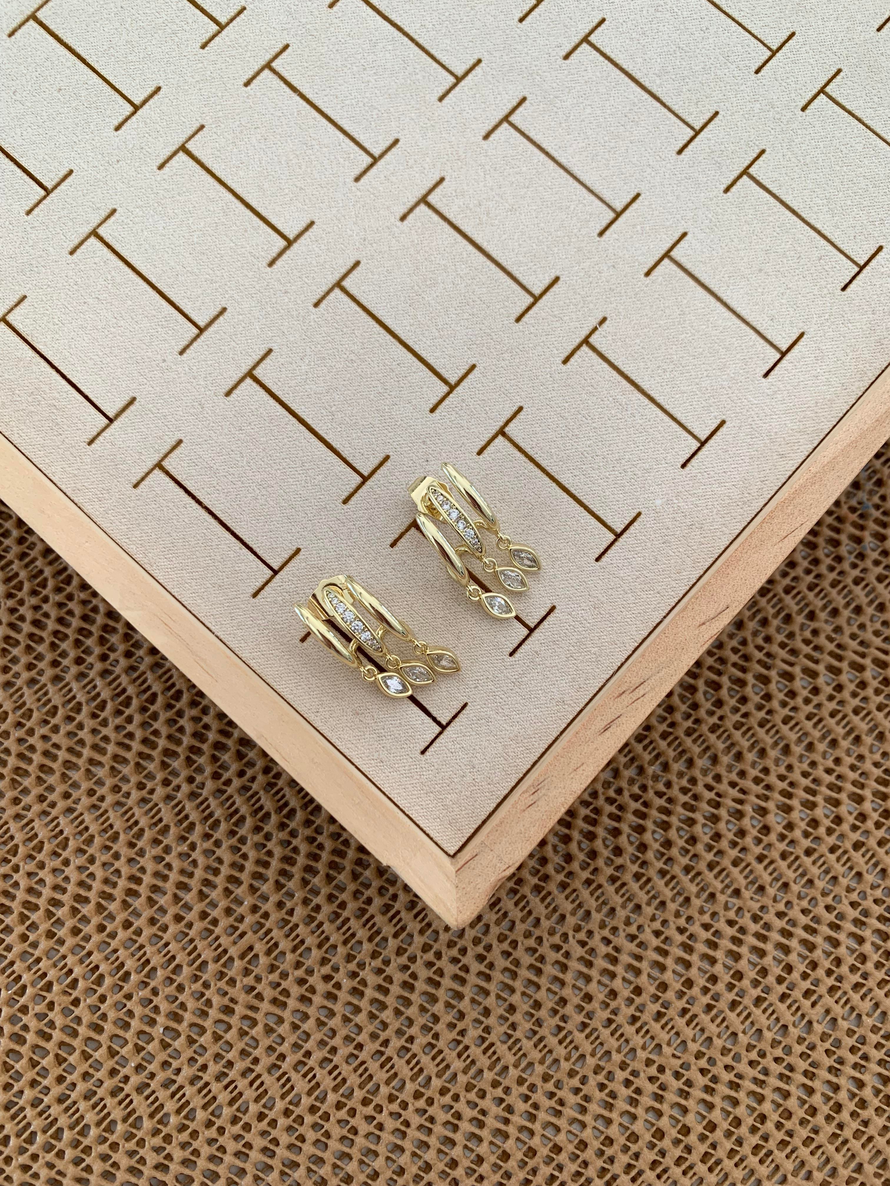 Vip Gold Damla Baget Taş Salllantılı Tasarım Küpe