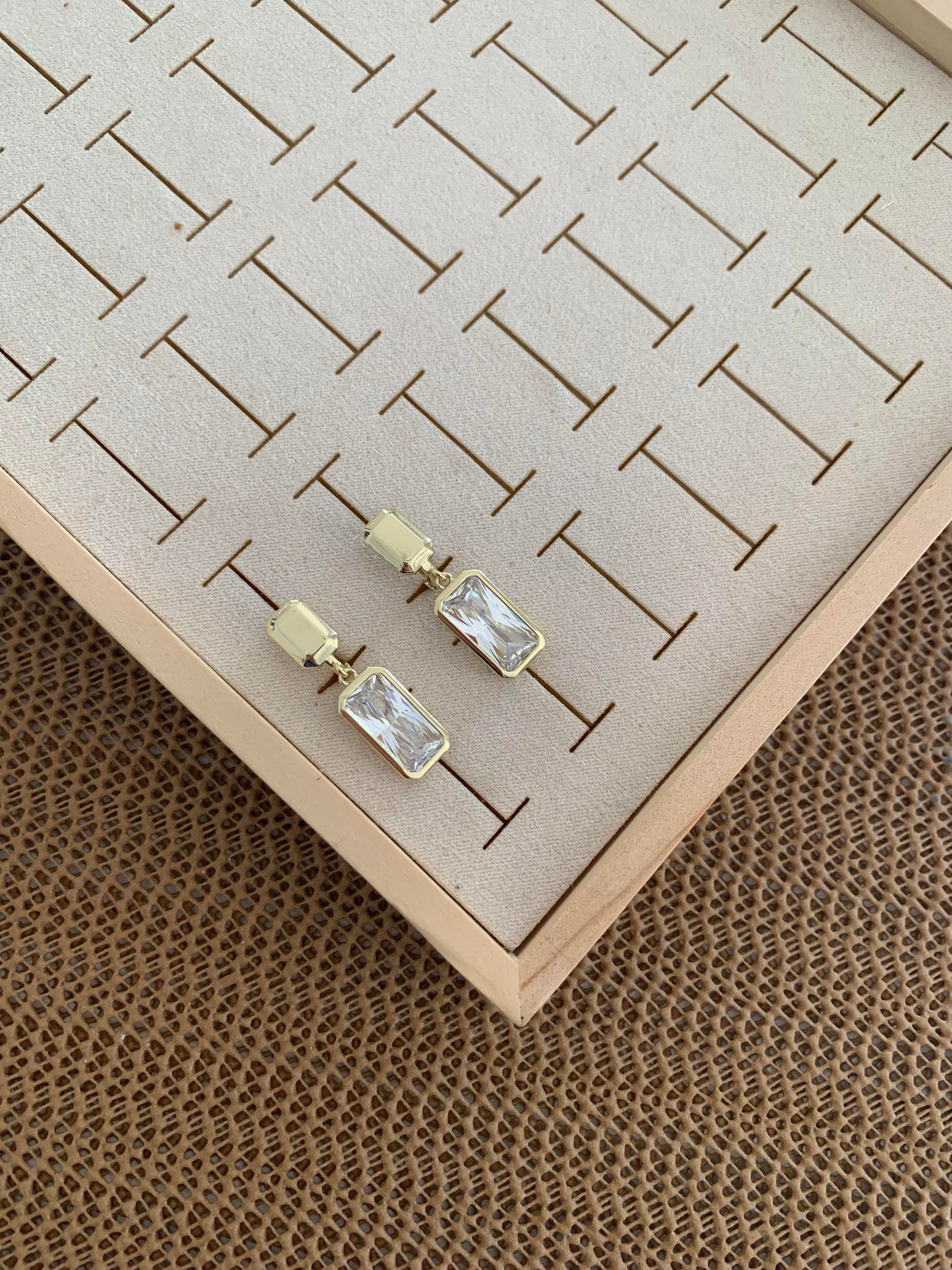 Vip Gold Dikdörtgen Baget Tek Taş Sallantılı Tasarım Küpe