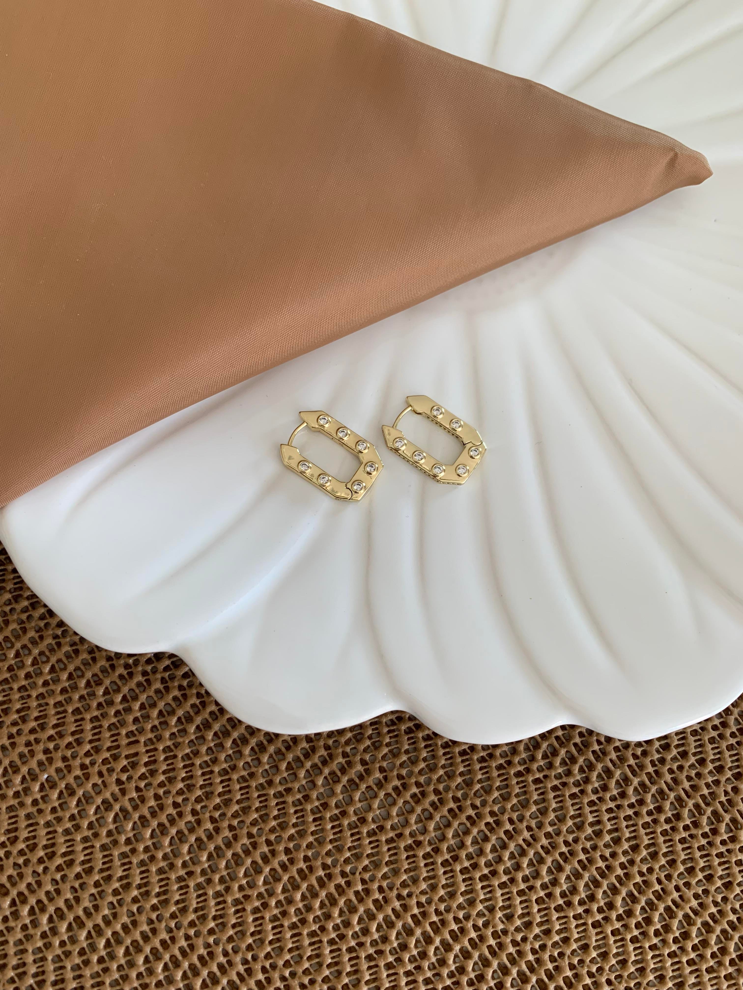 Vip Gold Gömme Taşlı Plaka Beşgen U Küpe