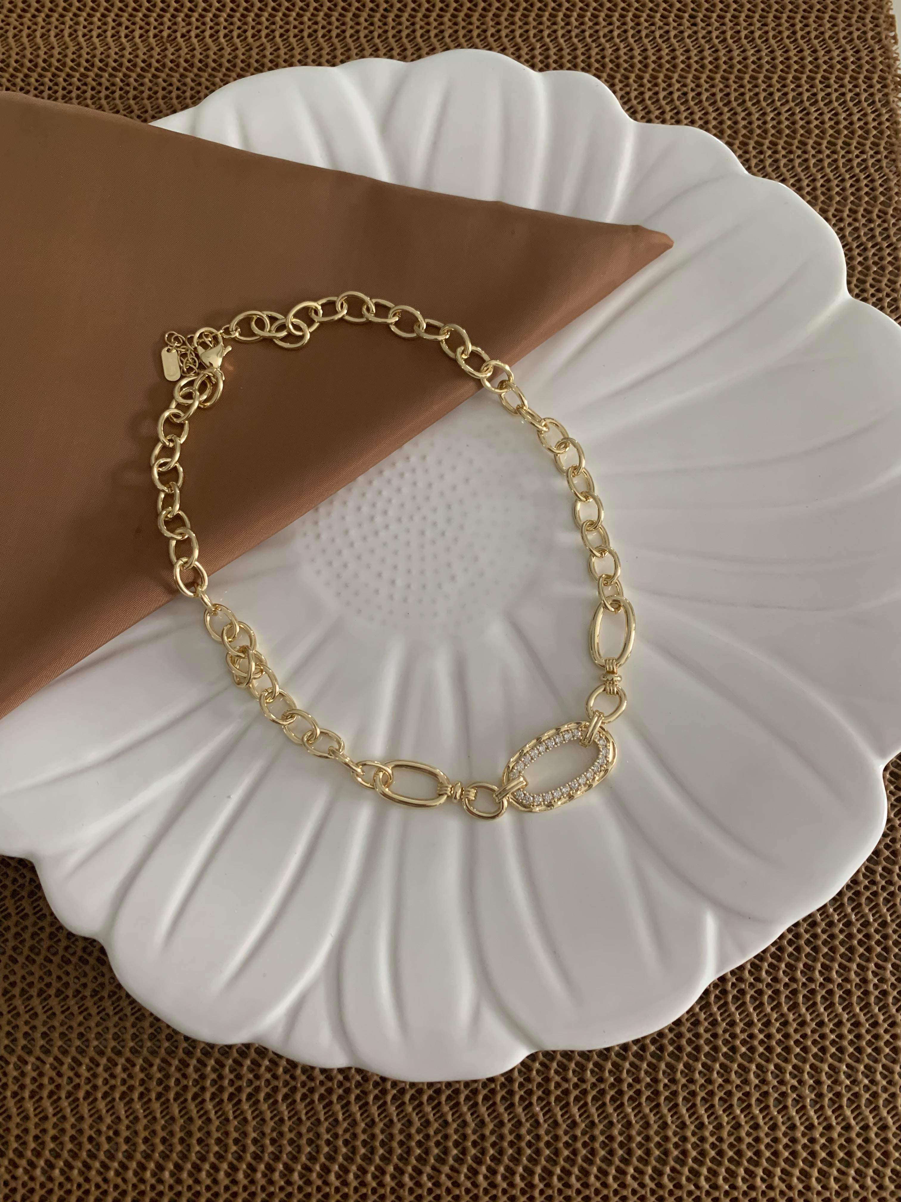 Vip Gold İç İçe Geçme Zirkon Taşlı Oval Tasarım Kolye