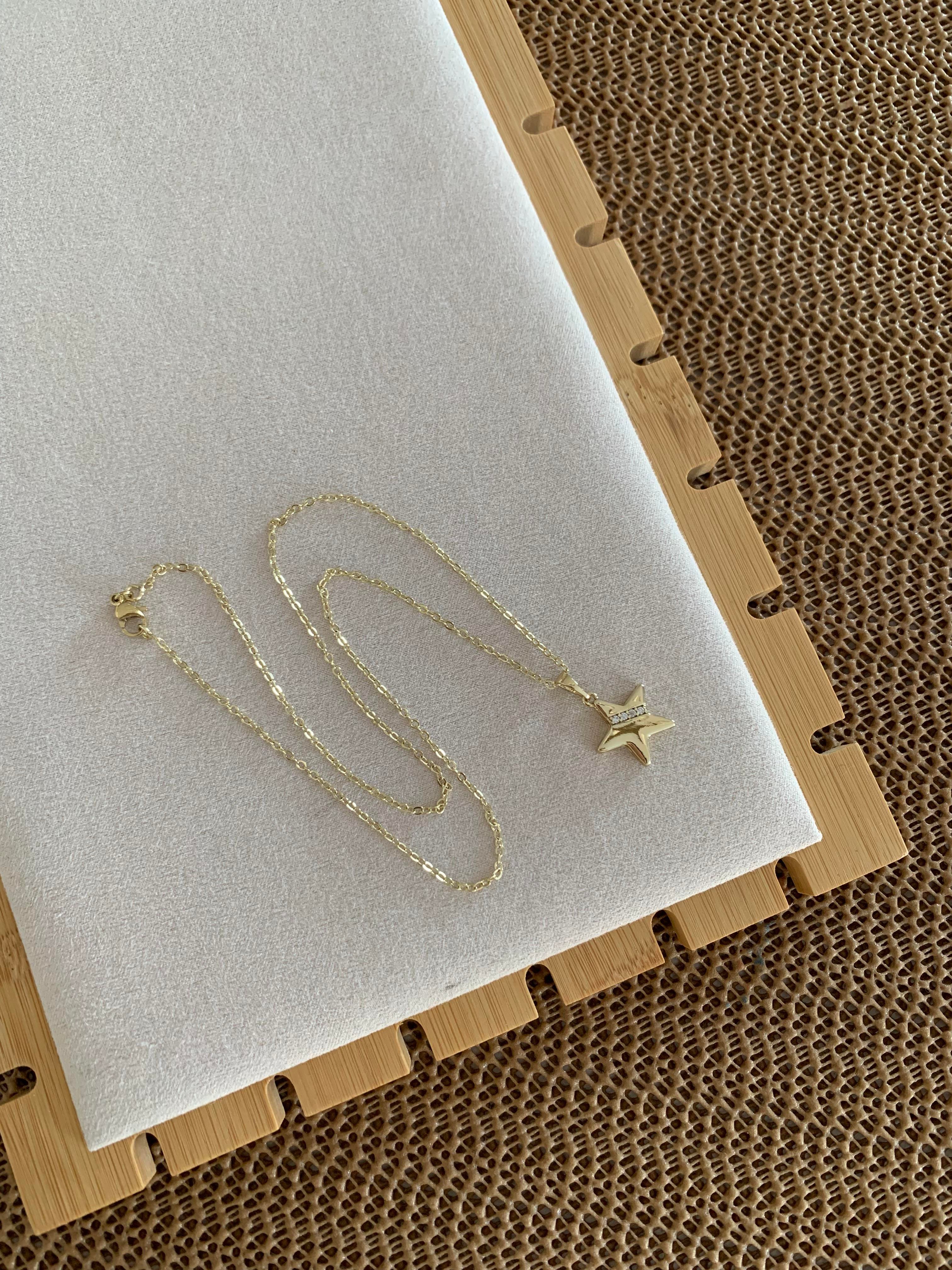 Vip Gold İnce Zincir Gömme Taşlı Yıldız Plaka Kolye