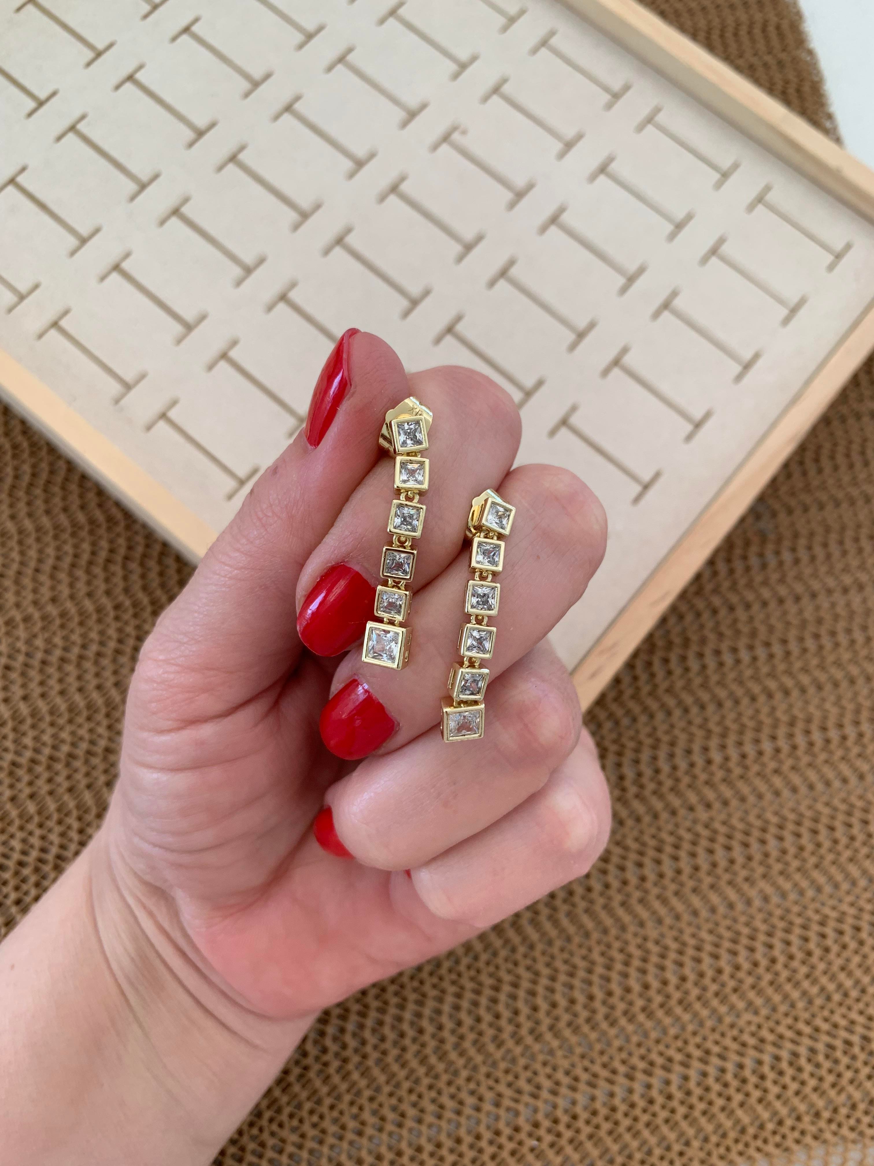 Vip Gold Kare Baget Taş Salllantılı Tasarım Küpe