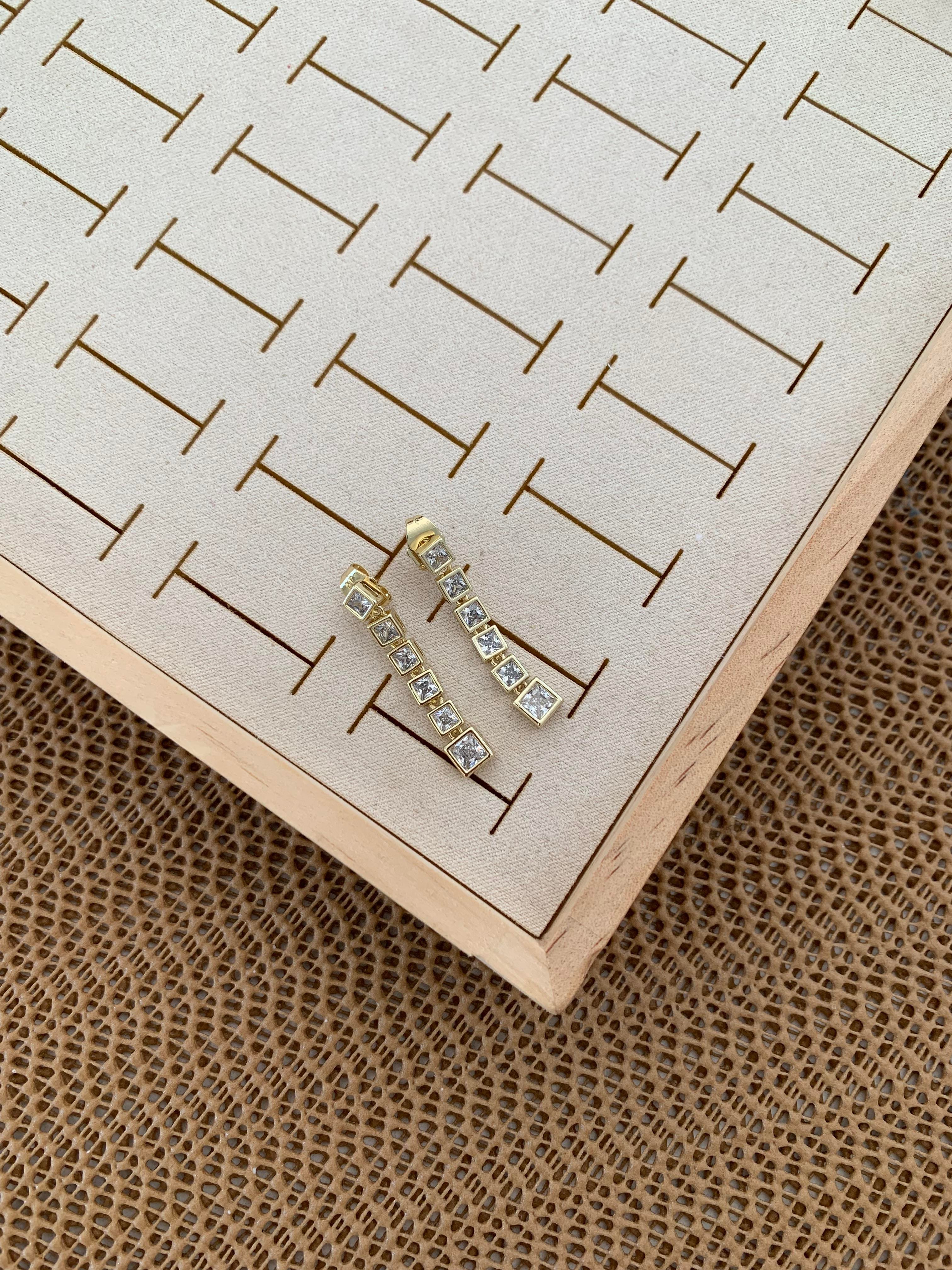 Vip Gold Kare Baget Taş Salllantılı Tasarım Küpe