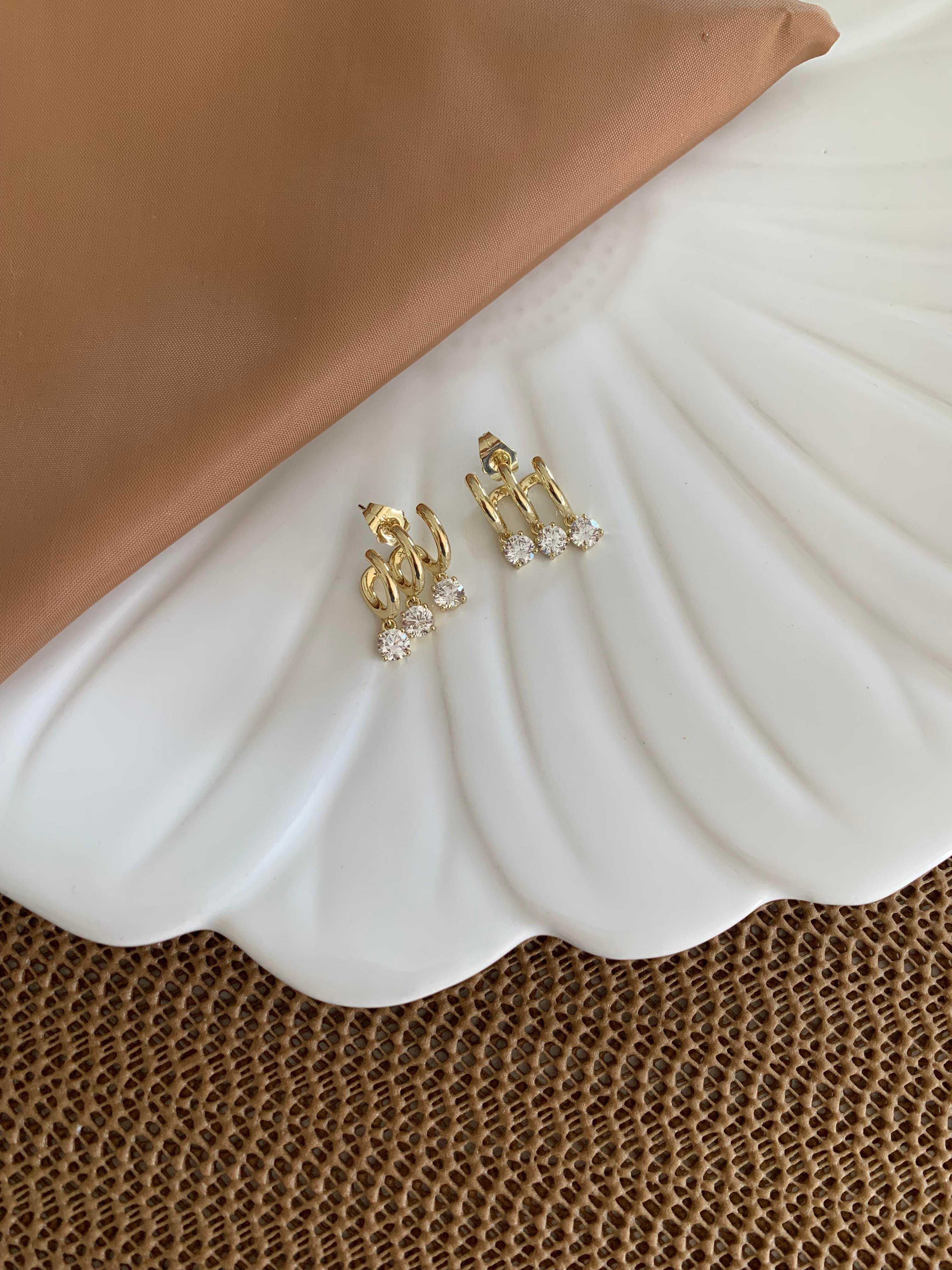 Vip Gold Kare Tek Taş Sallantılı Tasarım Küpe