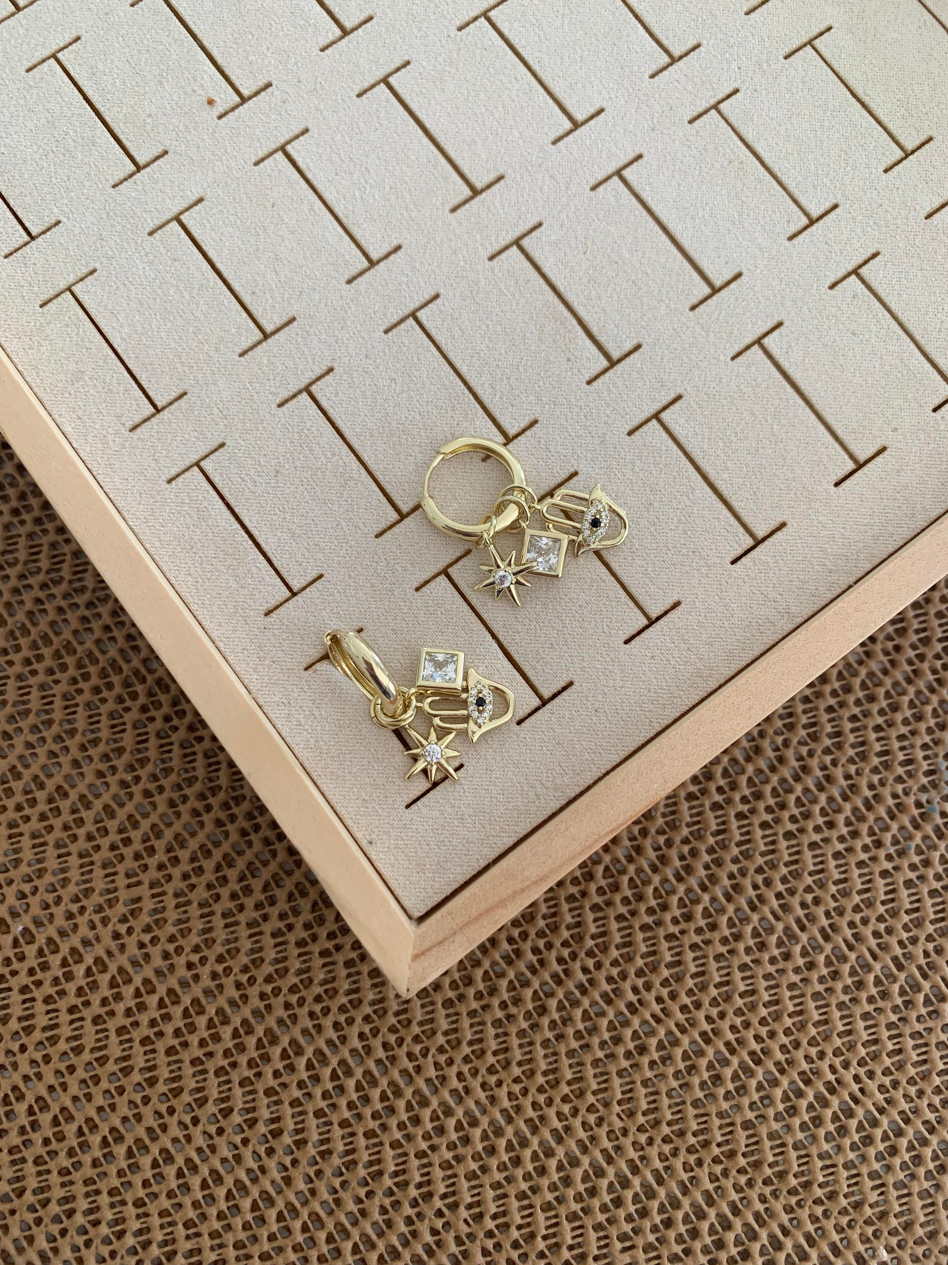 Vip Gold Kare Tek Taşlı Fatma Anaeli Charm Halka Küpe