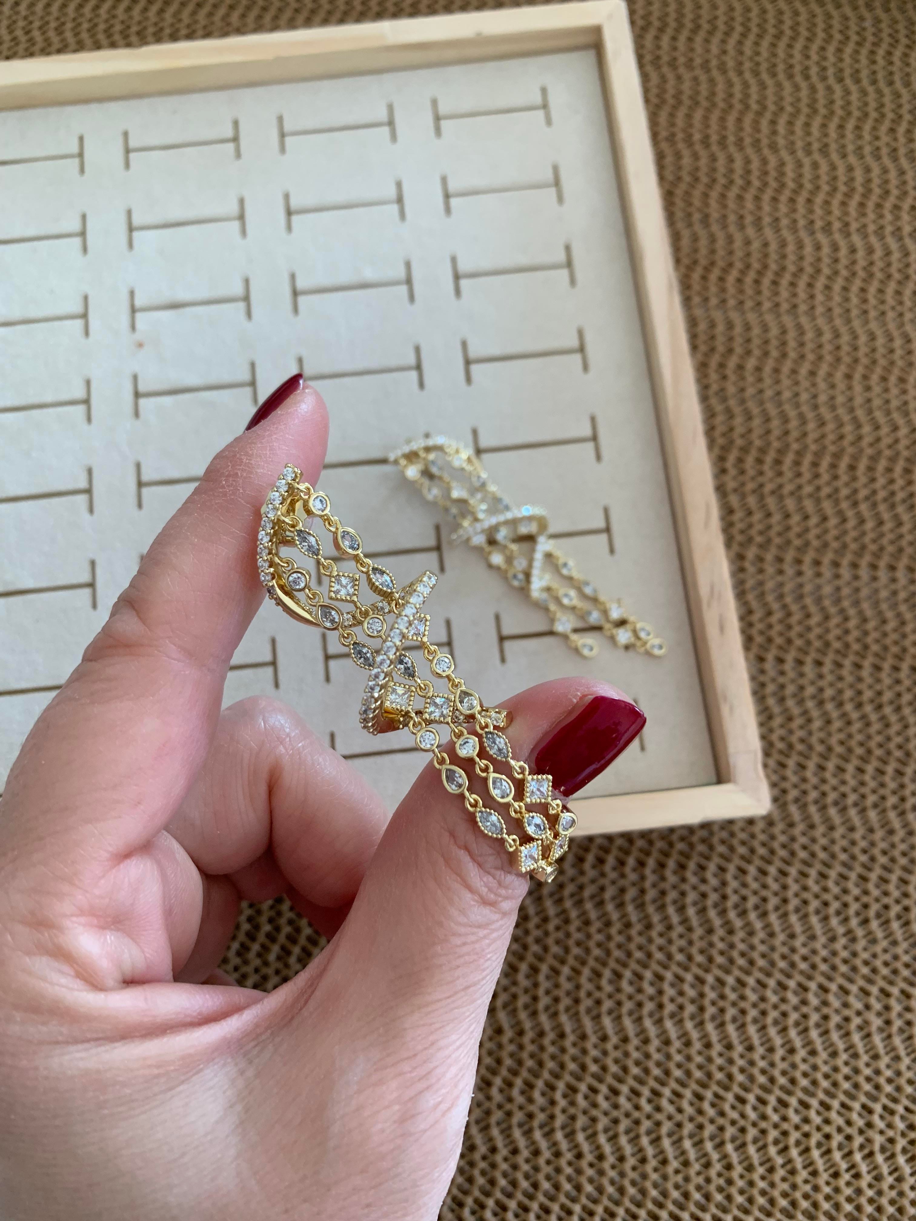 Vip Gold Kıvrımlı Zirkon Taş Sallantılı Tasarım Küpe
