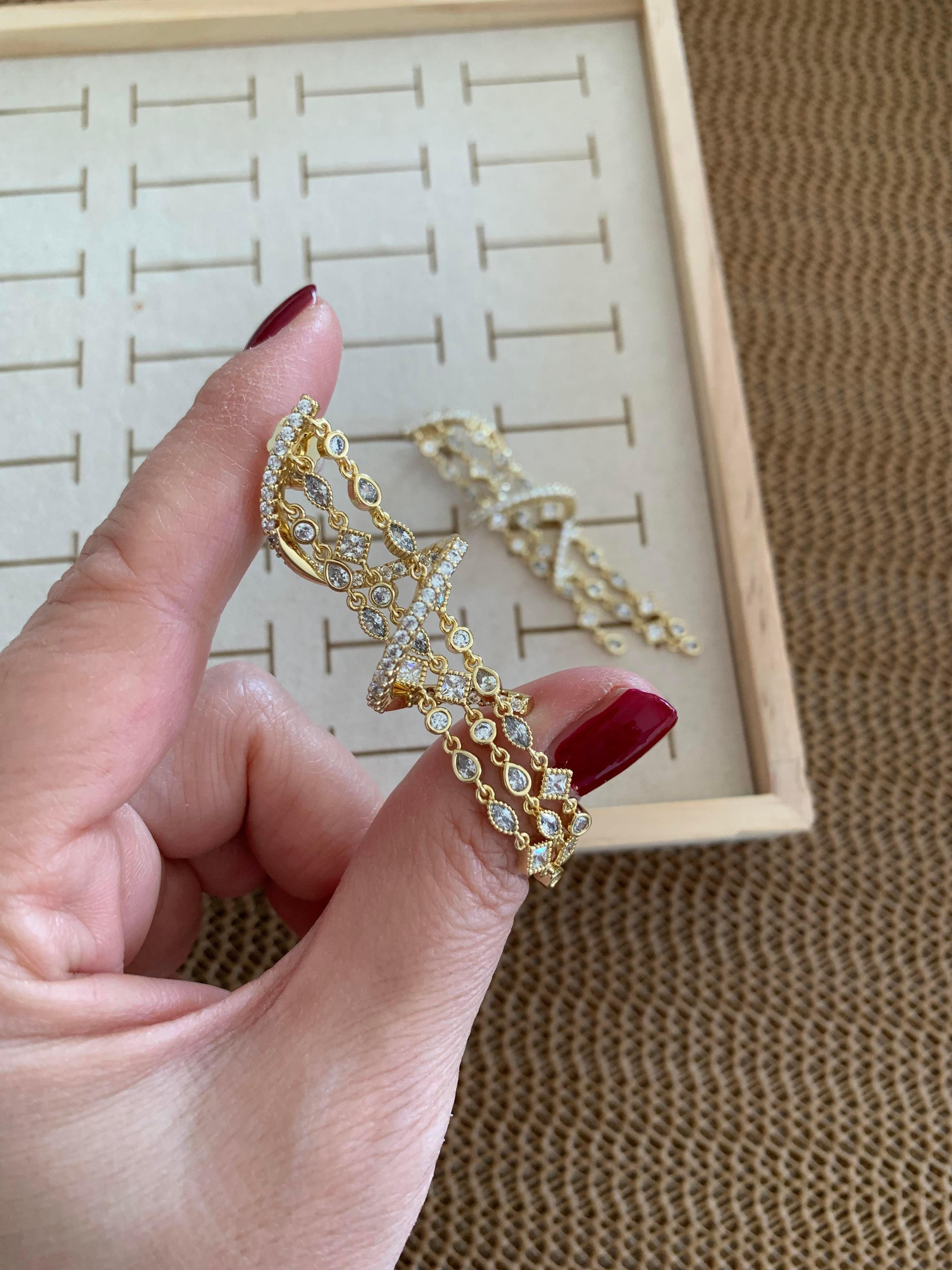 Vip Gold Kıvrımlı Zirkon Taş Sallantılı Tasarım Küpe