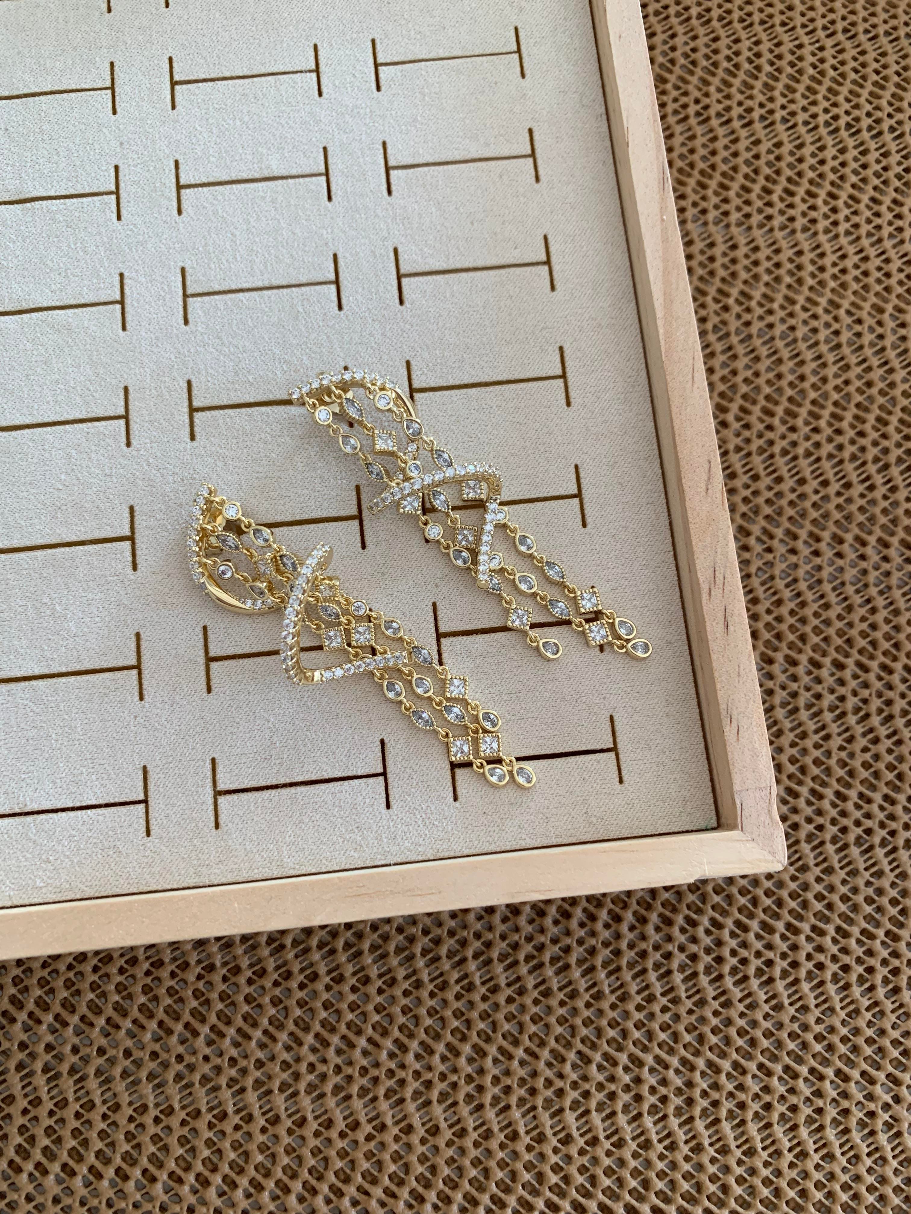 Vip Gold Kıvrımlı Zirkon Taş Sallantılı Tasarım Küpe