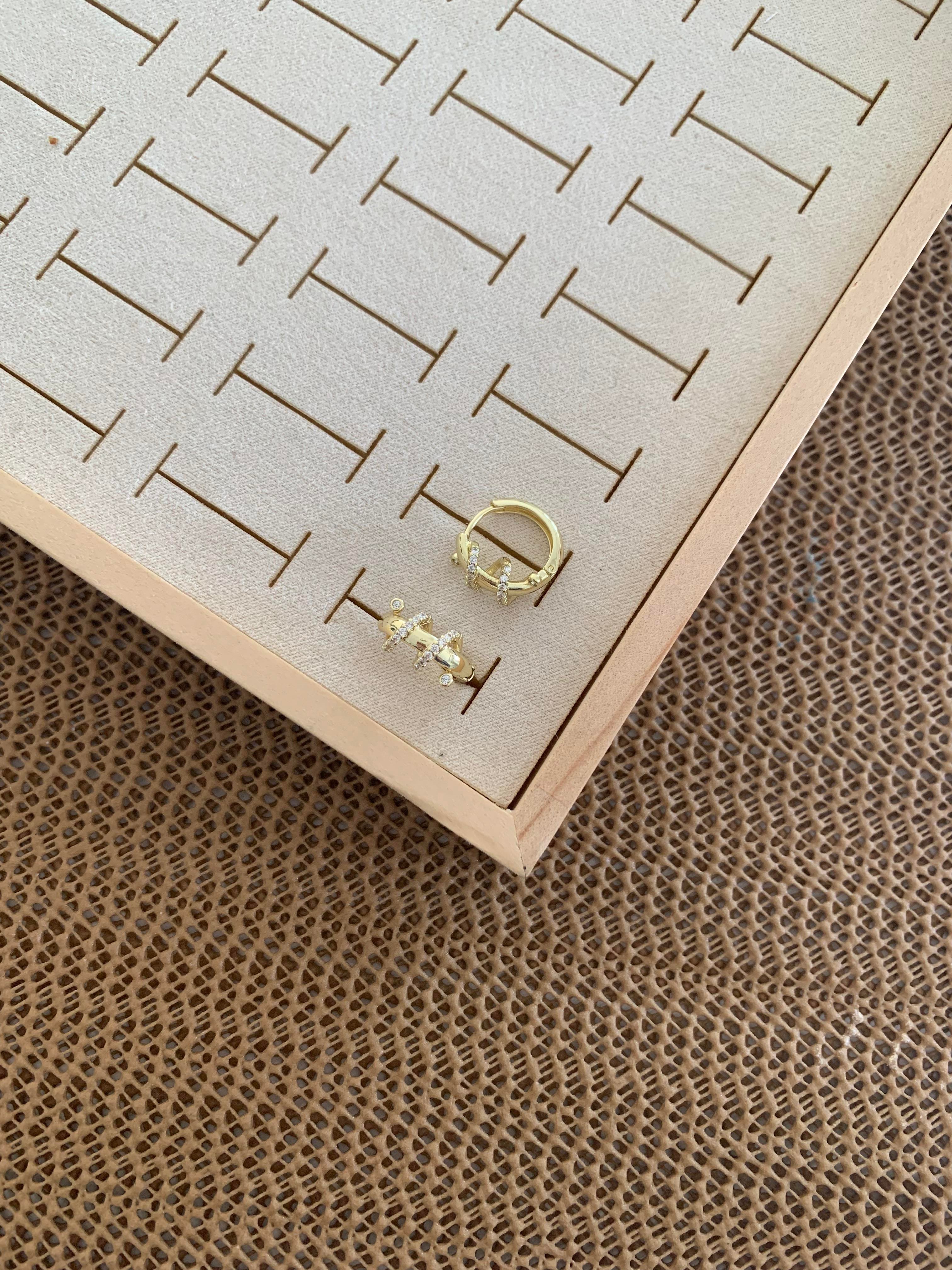 Vip Gold Kıvrımlı Zirkon Taşlı Halka Küpe