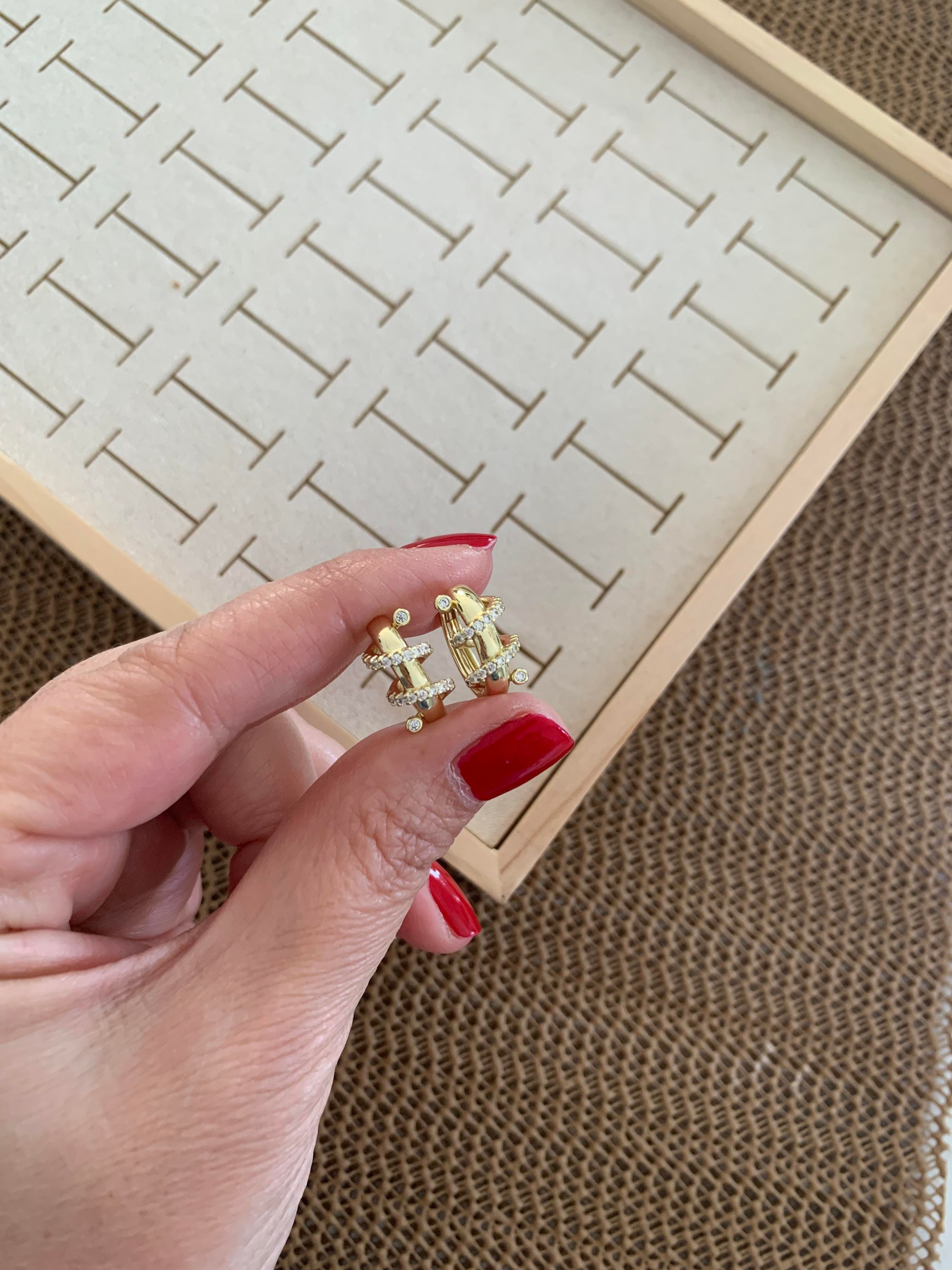 Vip Gold Kıvrımlı Zirkon Taşlı Halka Küpe