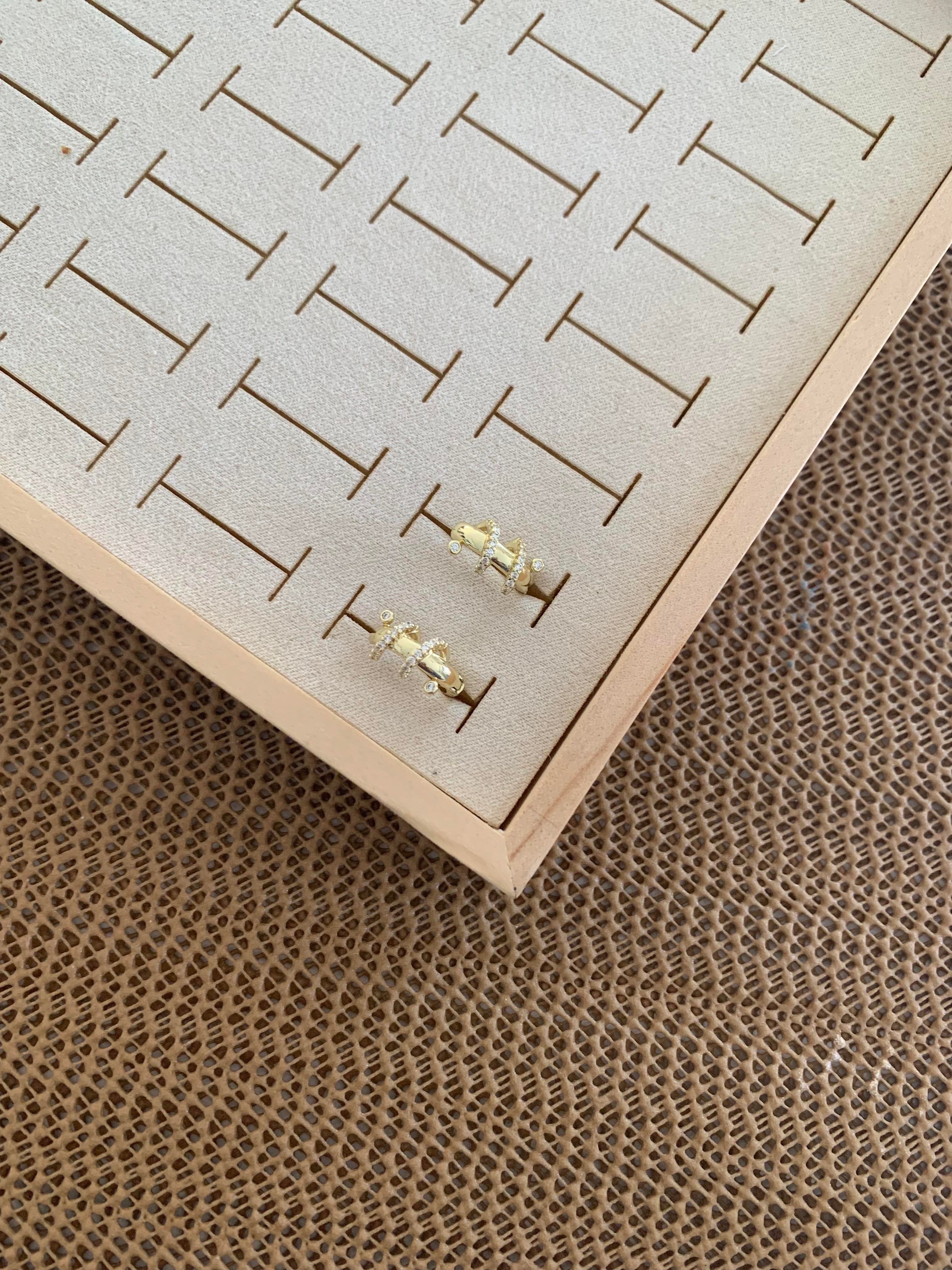 Vip Gold Kıvrımlı Zirkon Taşlı Halka Küpe