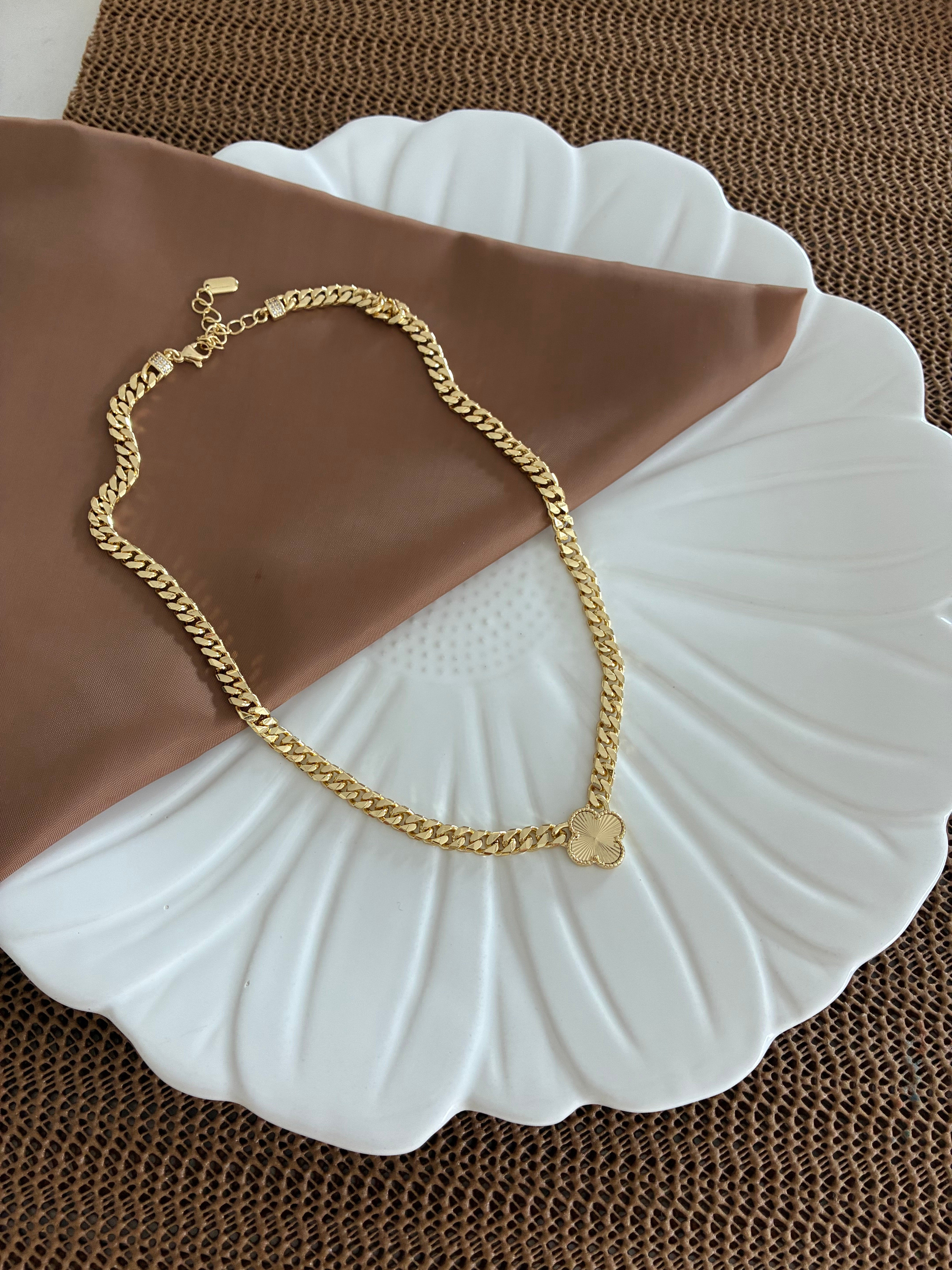 Vip Gold Klasik Zincirli Lazer Yonca Detaylı Kolye