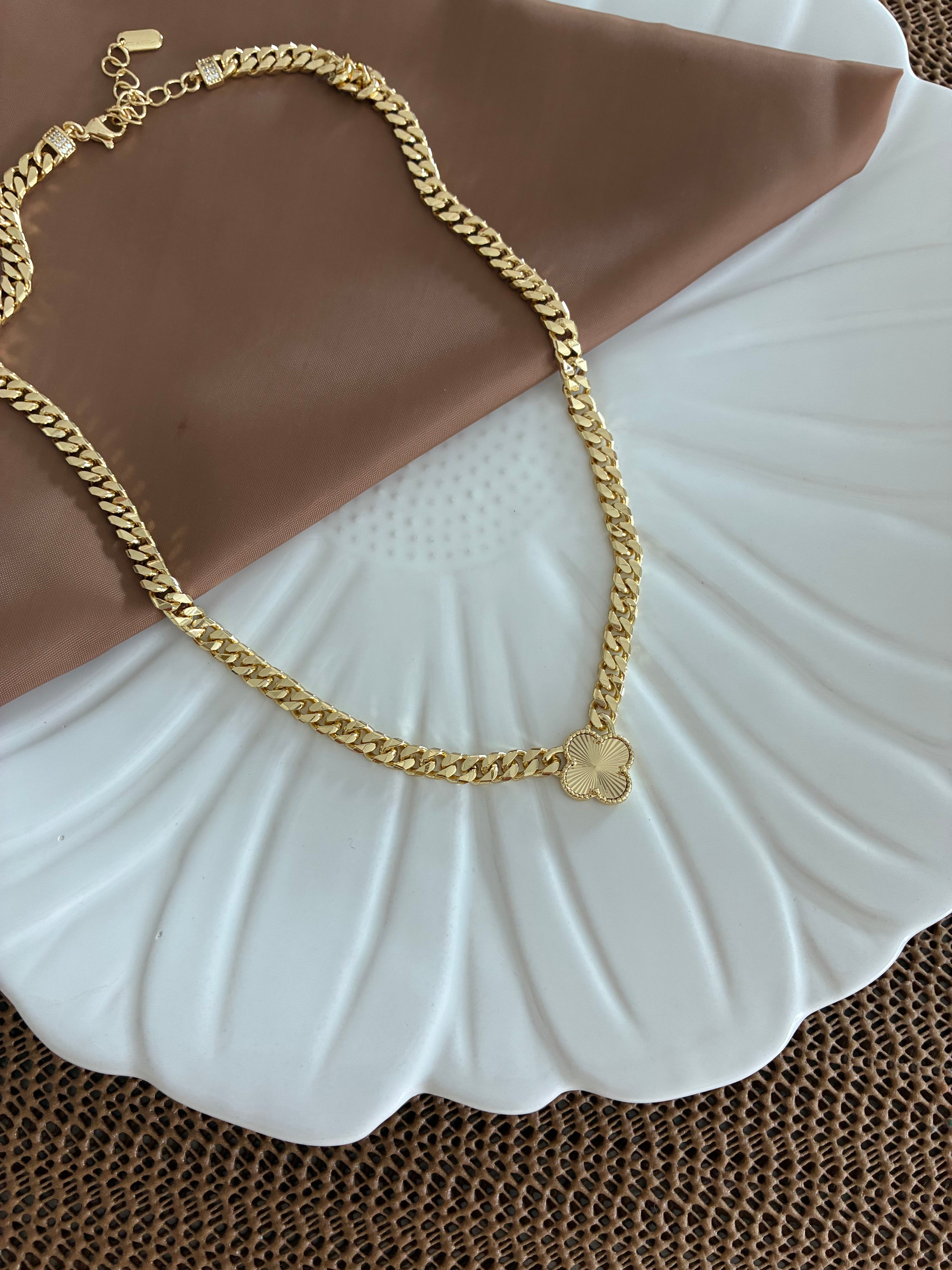 Vip Gold Klasik Zincirli Lazer Yonca Detaylı Kolye