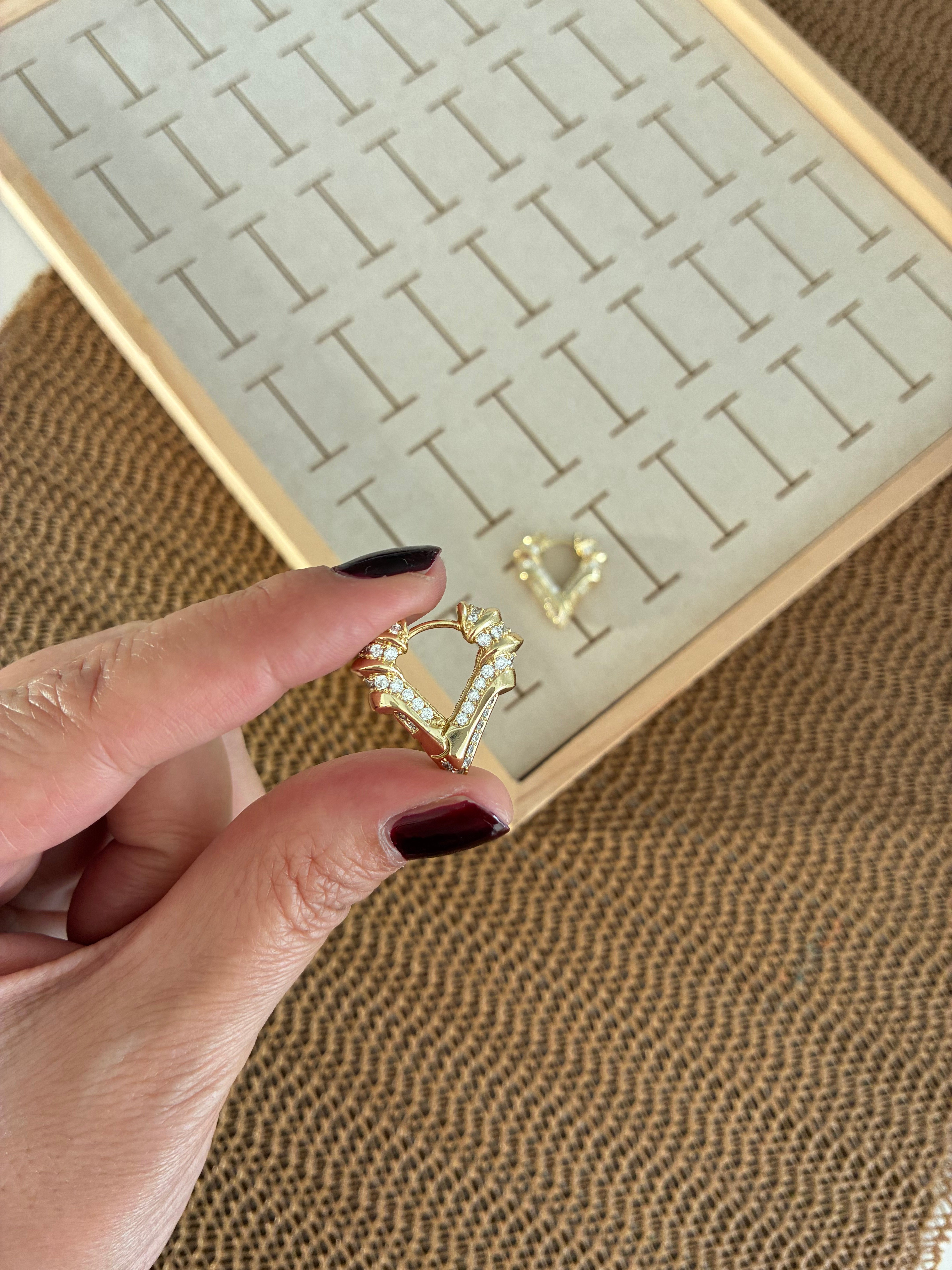 Vip Gold Komple Zirkon Taşlı V Tasarım Küpe