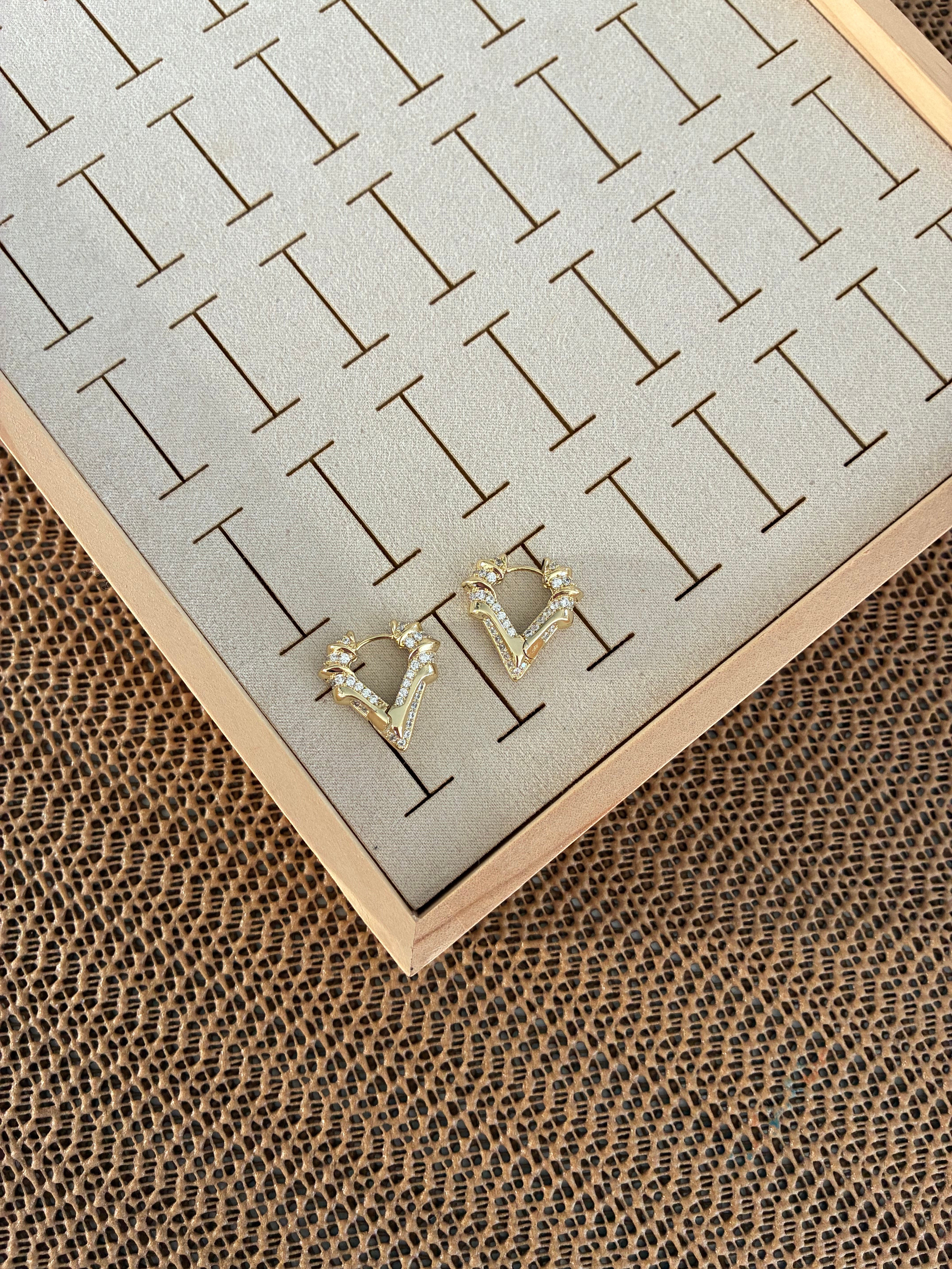 Vip Gold Komple Zirkon Taşlı V Tasarım Küpe