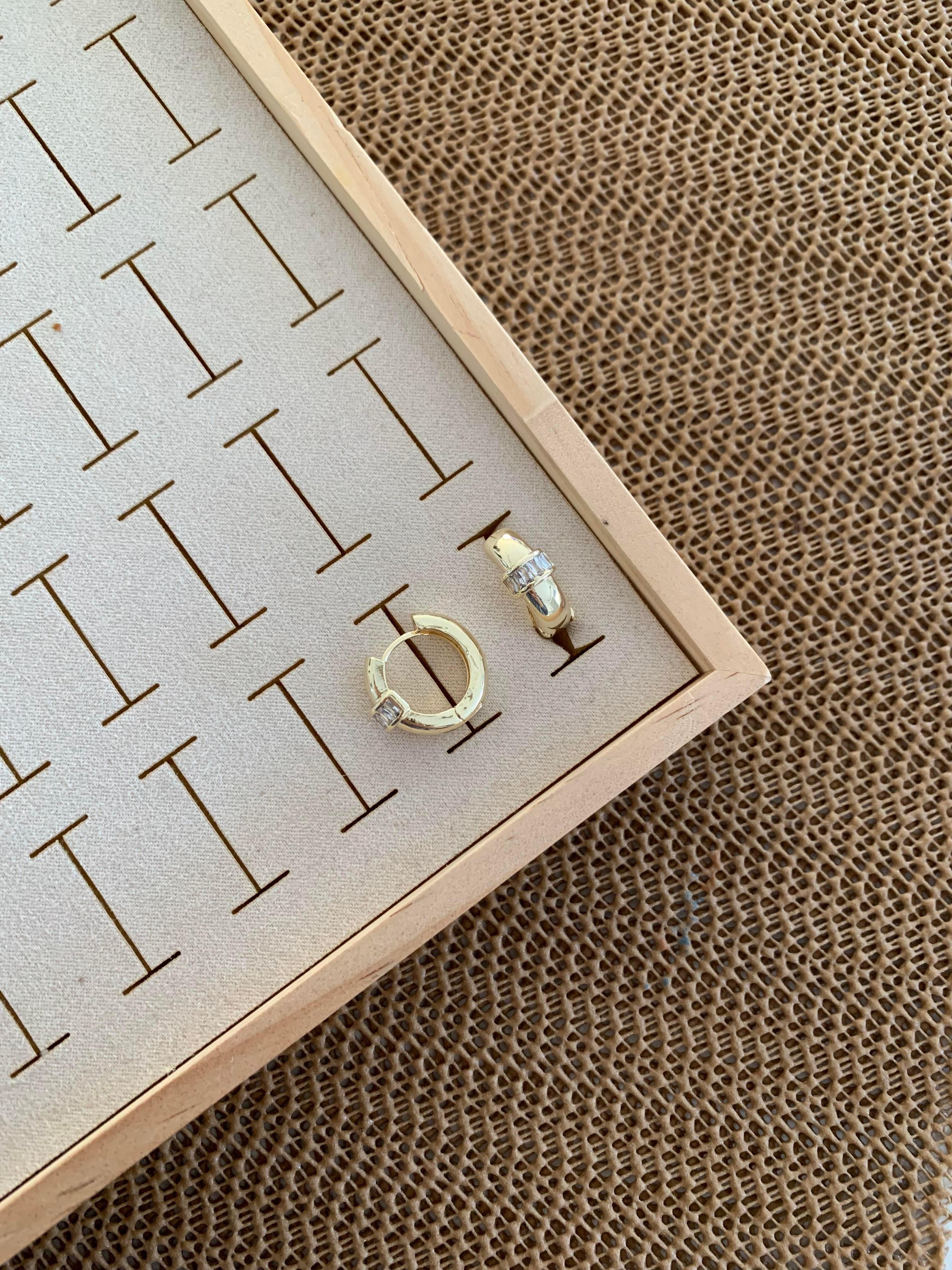 Vip Gold Ortası Baget Taş Biyeli Halka Küpe