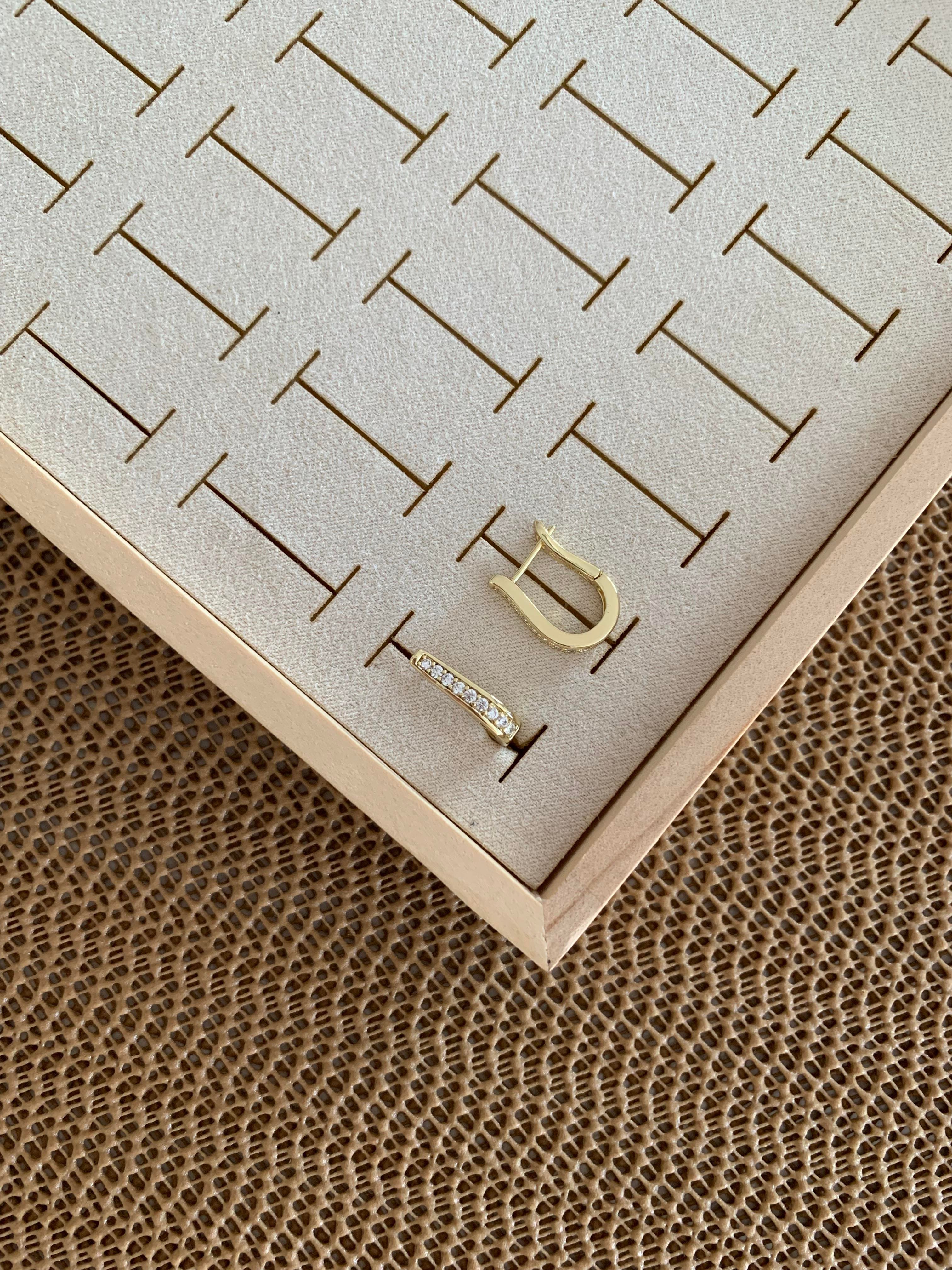 Vip Gold  Ortası Gömme Tek Taş Sıralı  U Küpe
