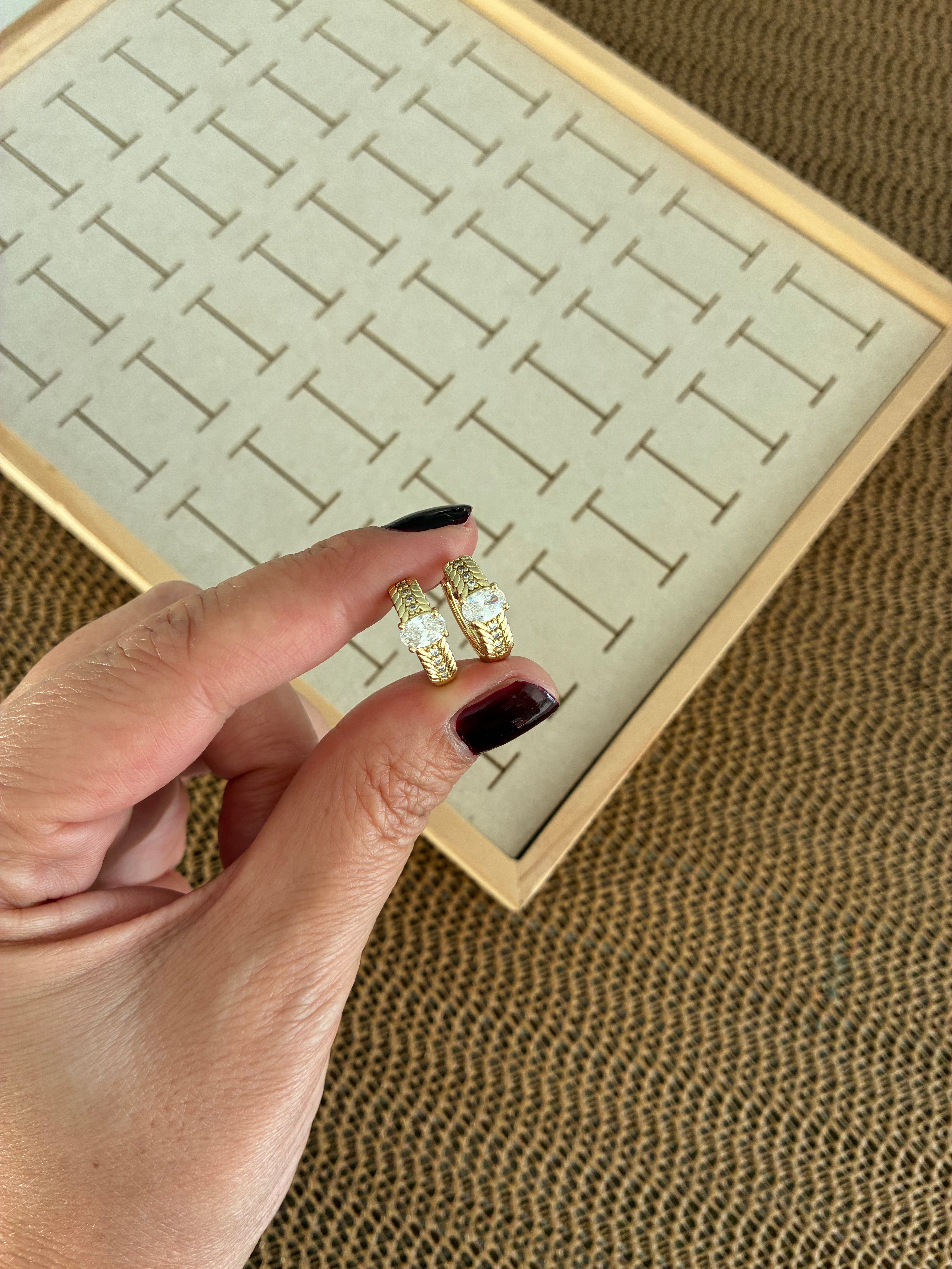 Vip Gold Oval Bağet Taşlı Yüzük Detaylı Halka Küpe