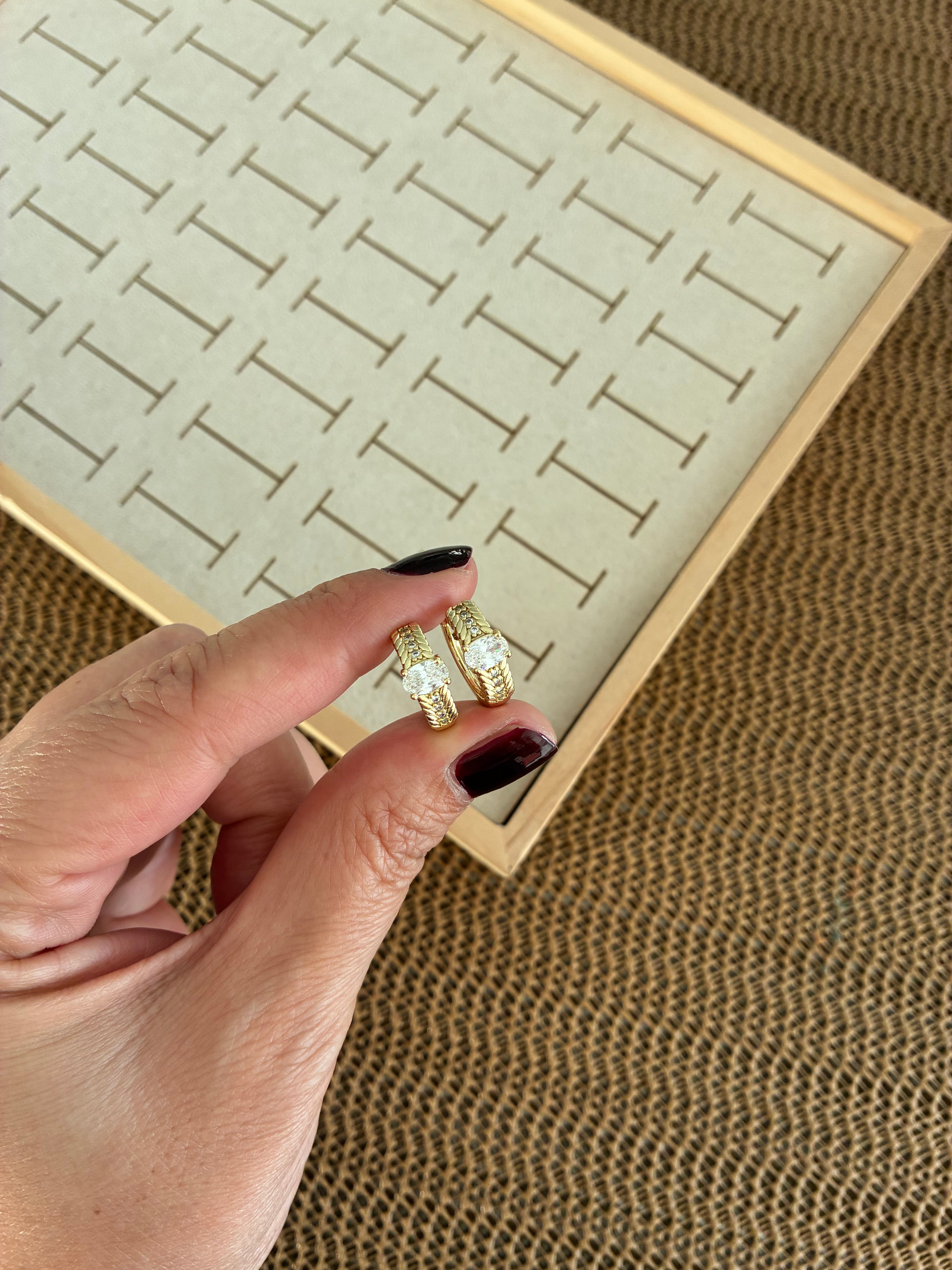 Vip Gold Oval Bağet Taşlı Yüzük Detaylı Halka Küpe