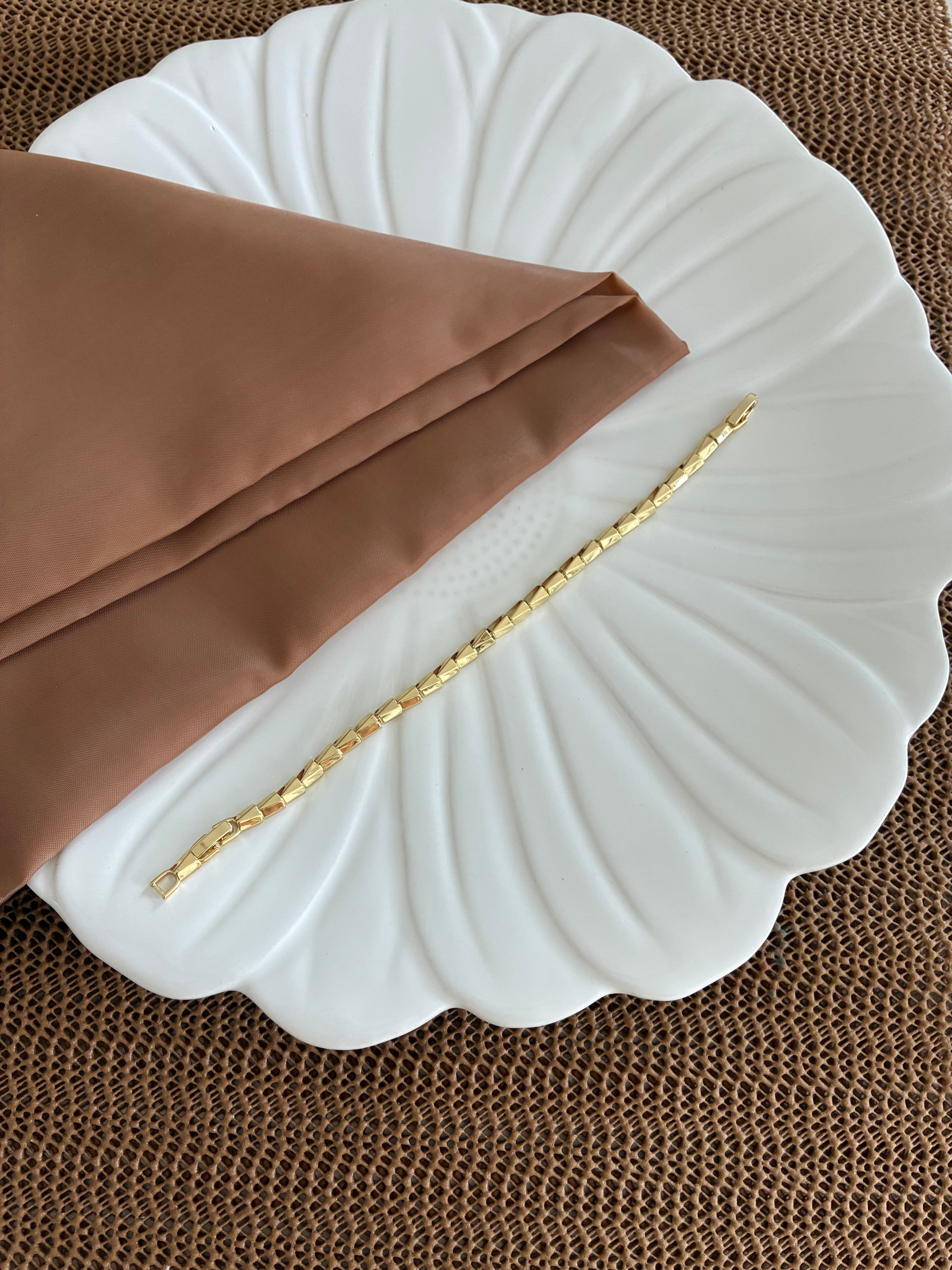 Vip Gold Plaka Boru Üçgen Sıralı Bileklik