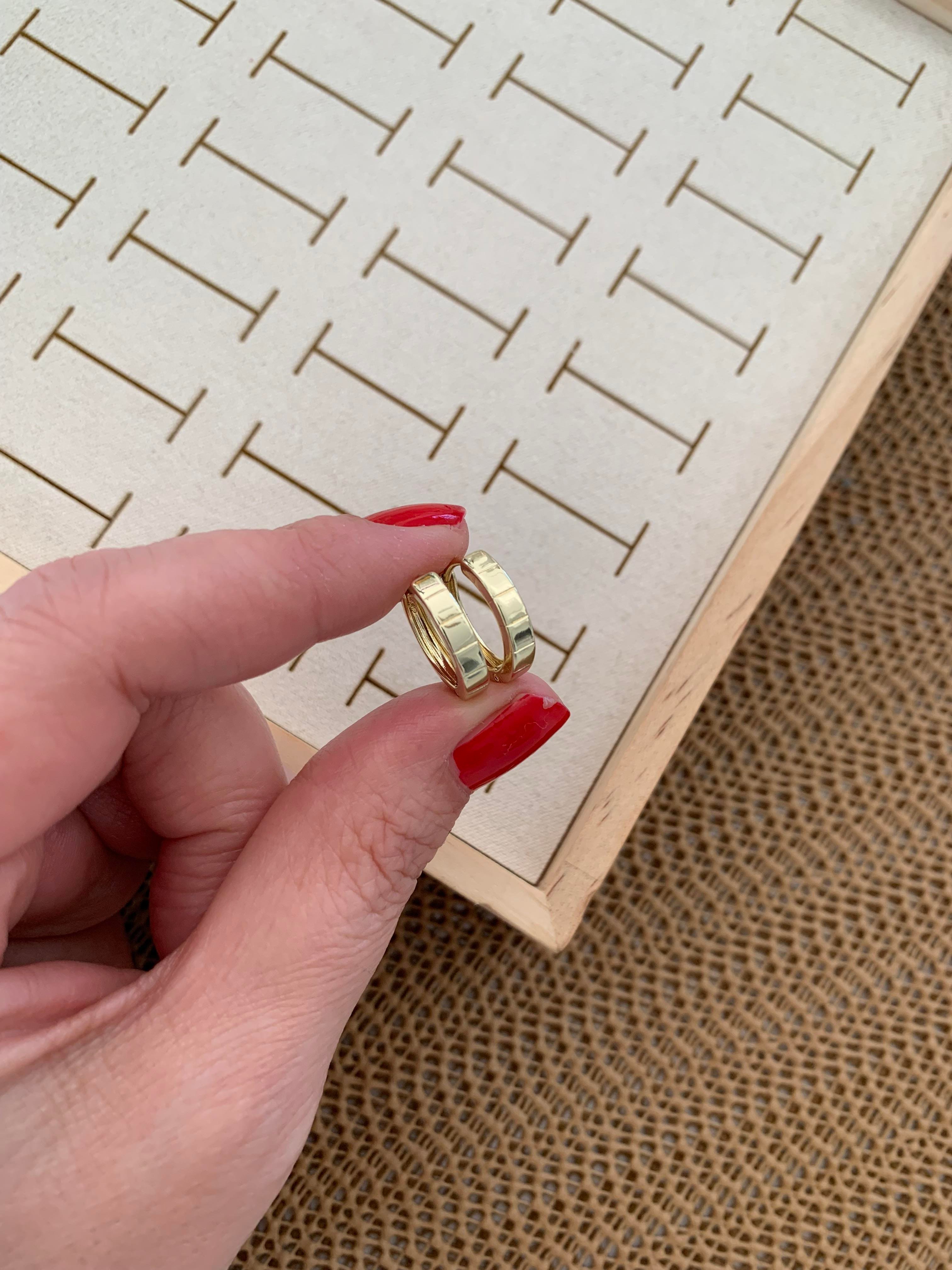 Vip Gold Plaka Çizgili Mini Halka Küpe