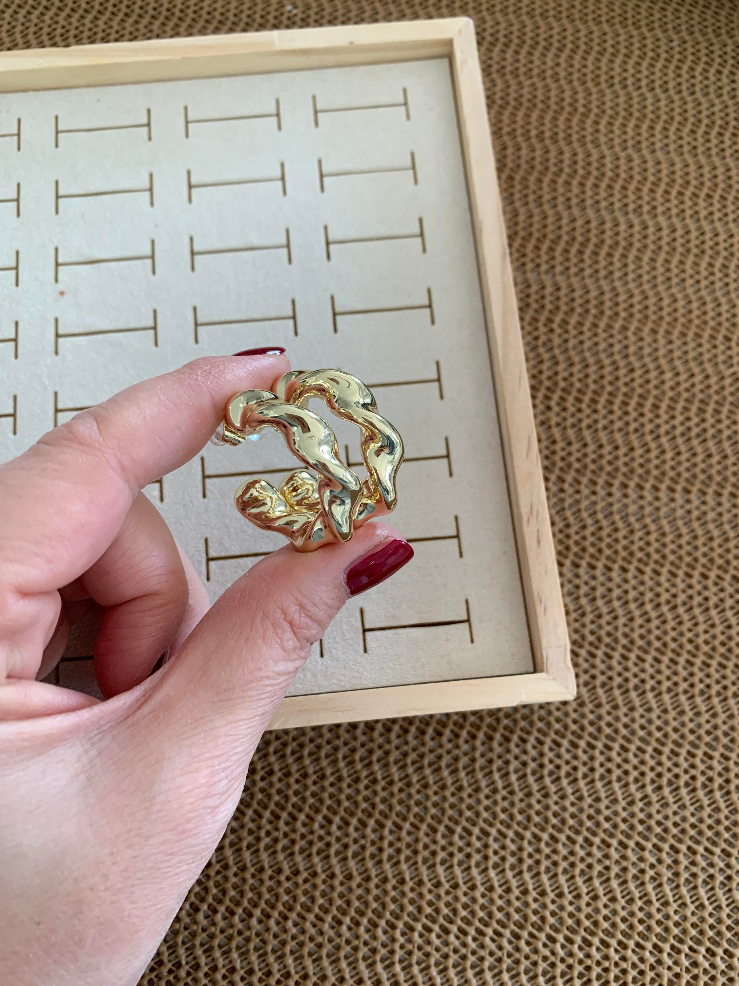 Vip Gold Plaka Kıvrımlı Ay Küpe