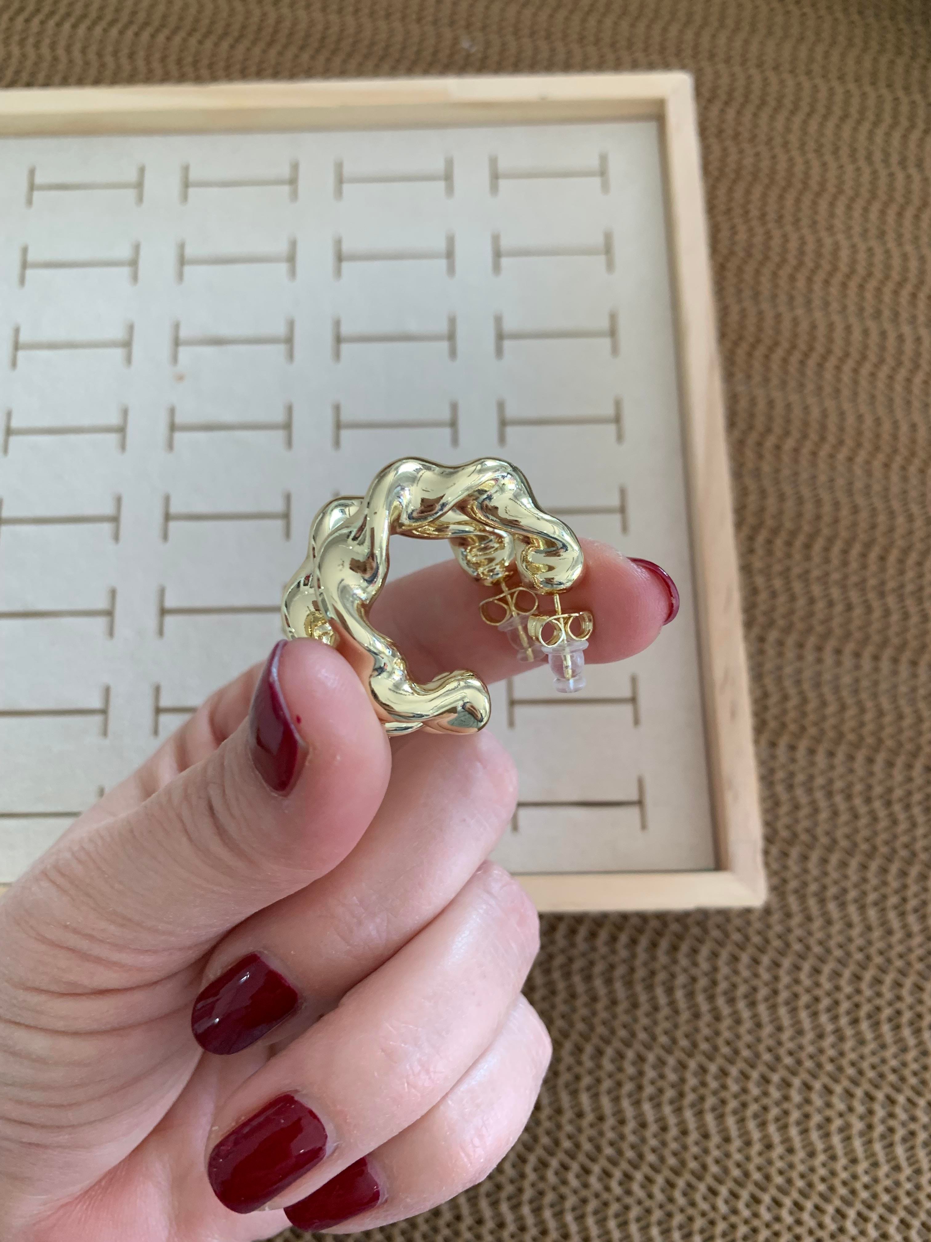 Vip Gold Plaka Kıvrımlı Ay Küpe
