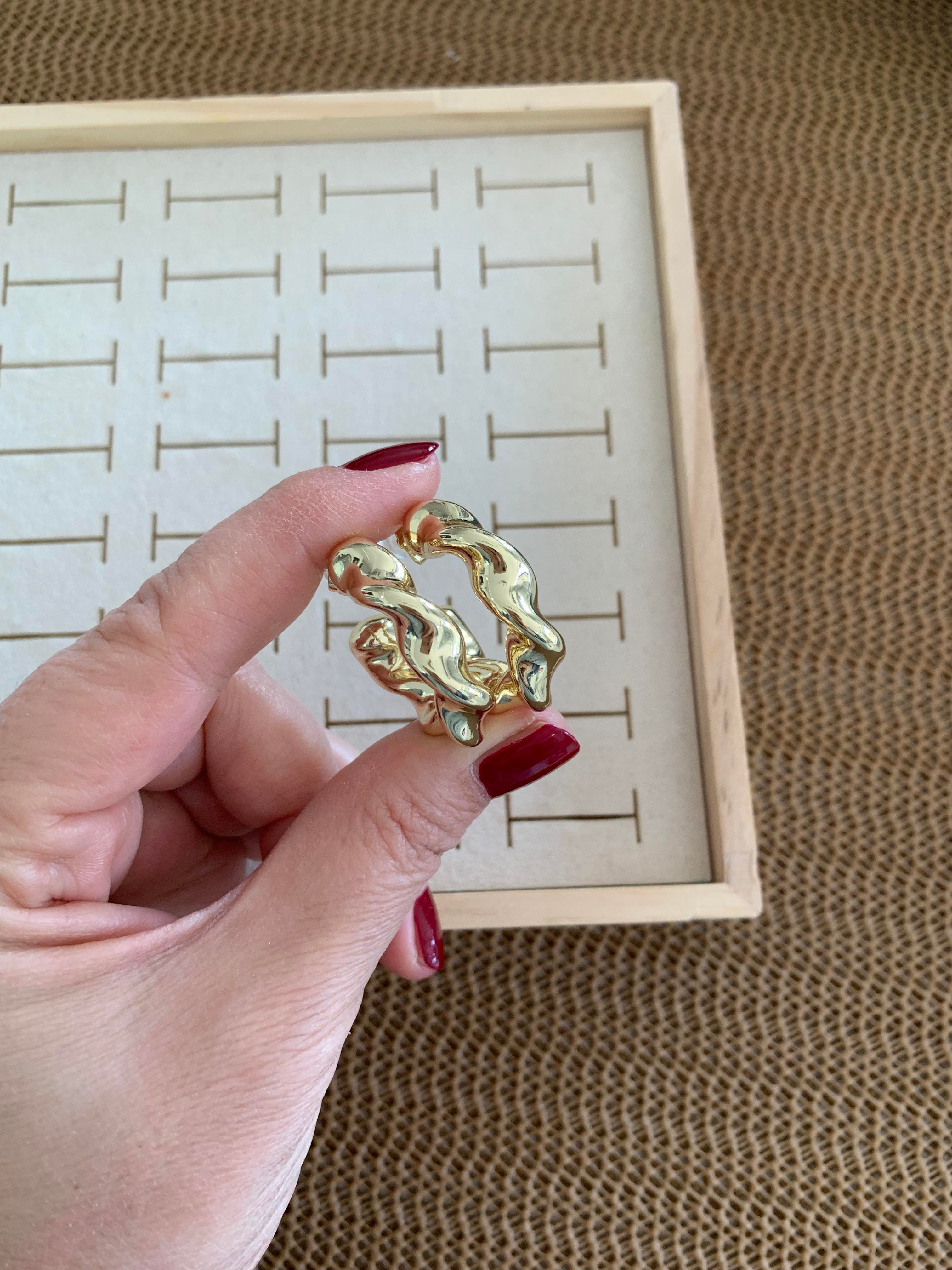 Vip Gold Plaka Kıvrımlı Ay Küpe