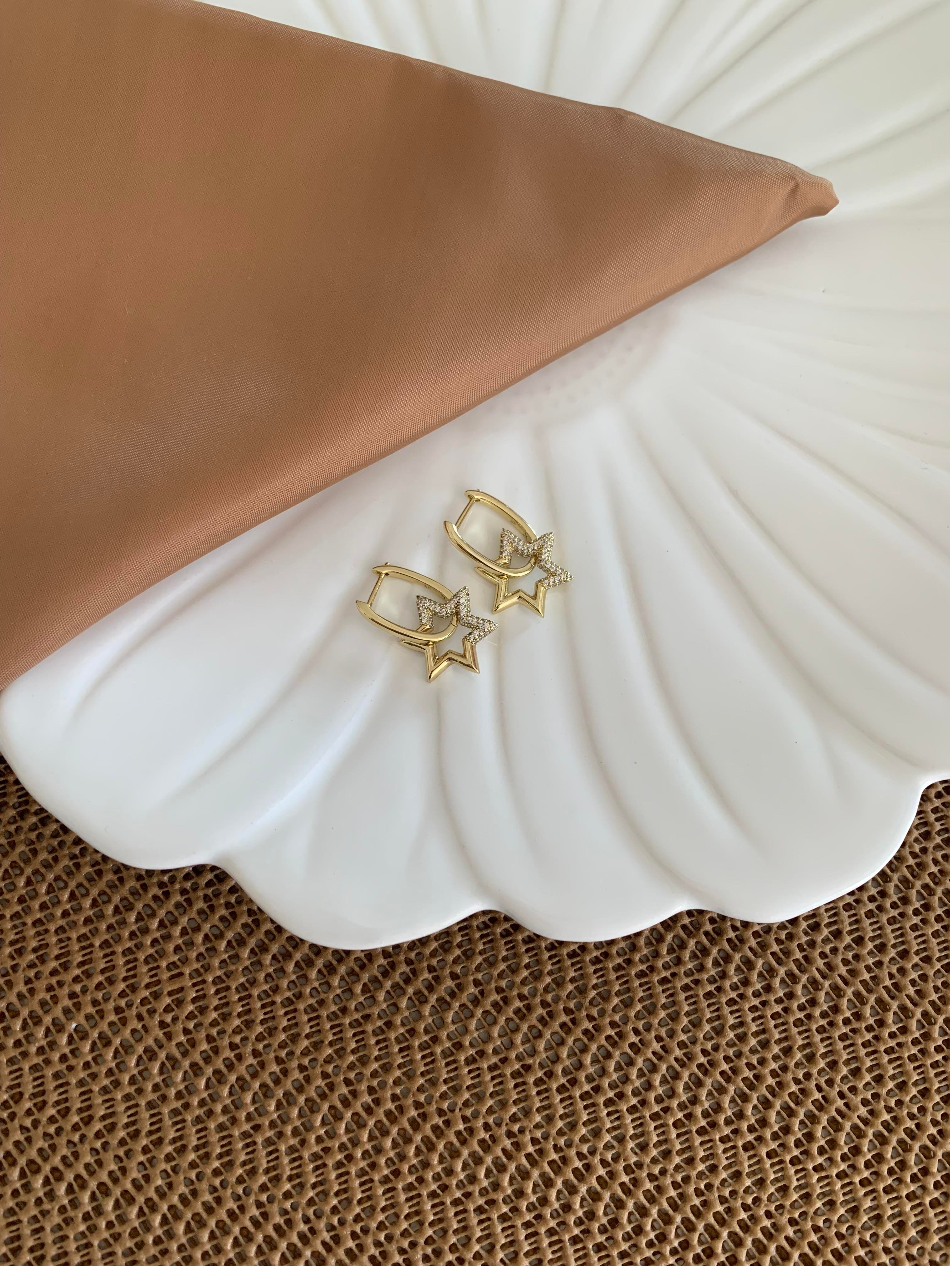 Vip Gold Plaka U Zirkon Taşlı Yıldız Sallantılı Küpe