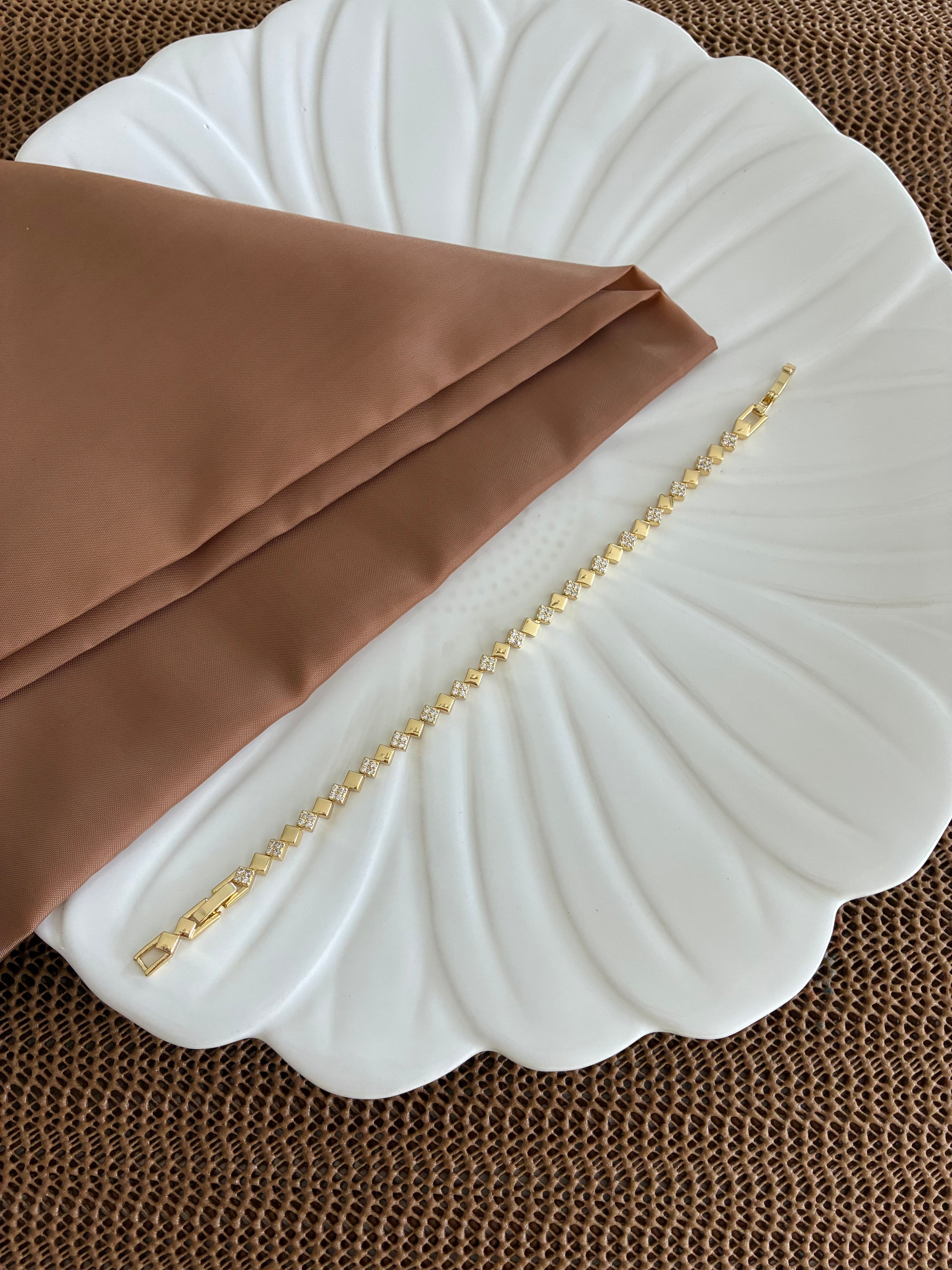 Vip Gold Plaka Zirkon Taş Kare Sıralı Bileklik