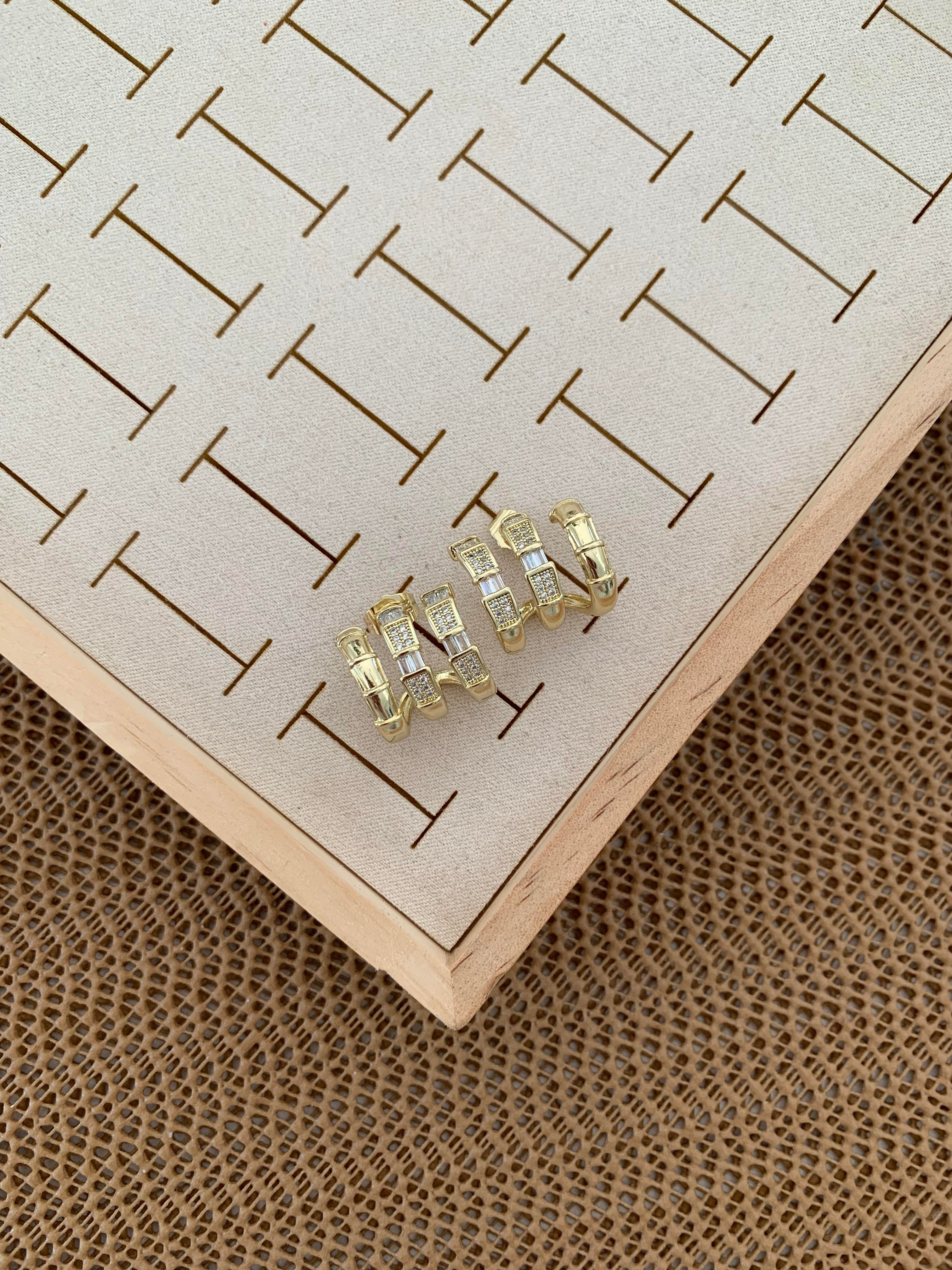 Vip Gold Üç Sıra Zirkon Taşlı Ay Tasarım Küpe