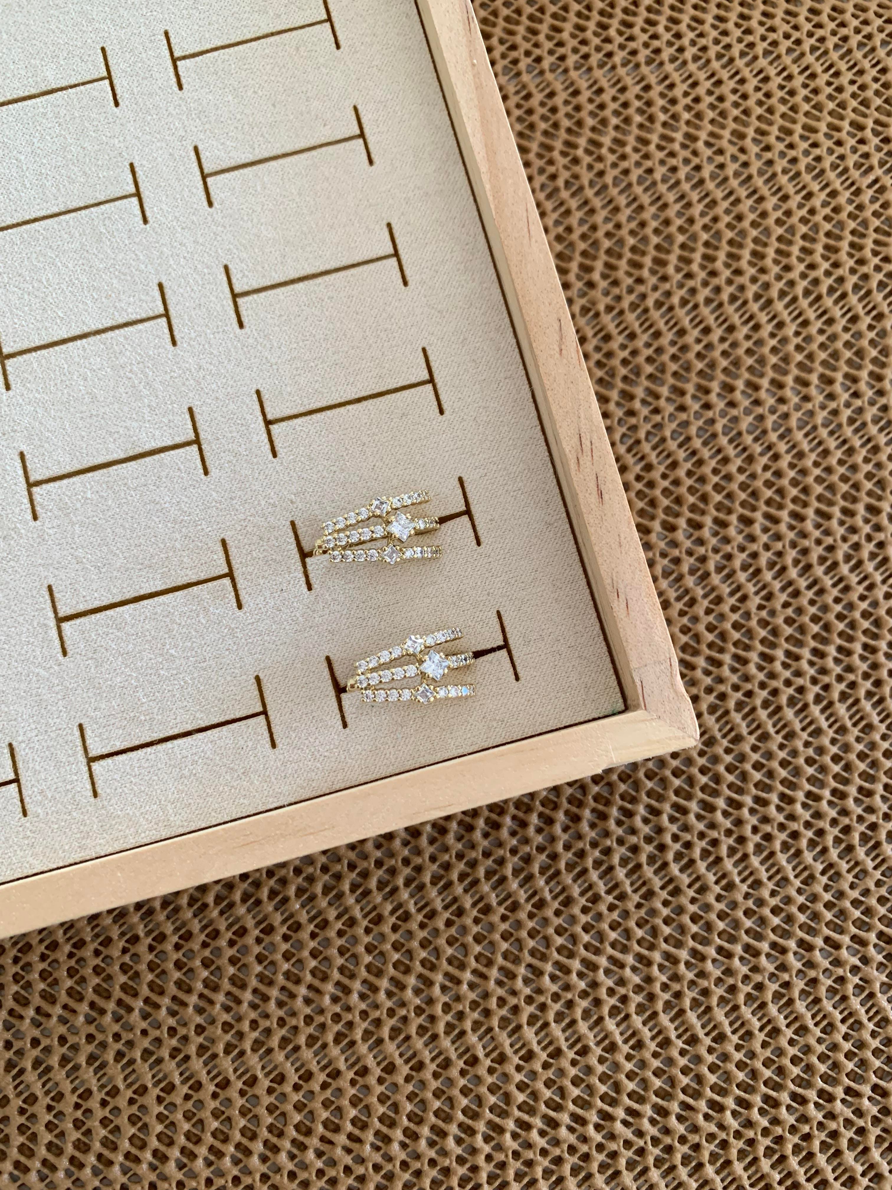 Vip Gold Üç Sıra Zirkon Taşlı Ortası Tek Taş Yıldız U Küpe
