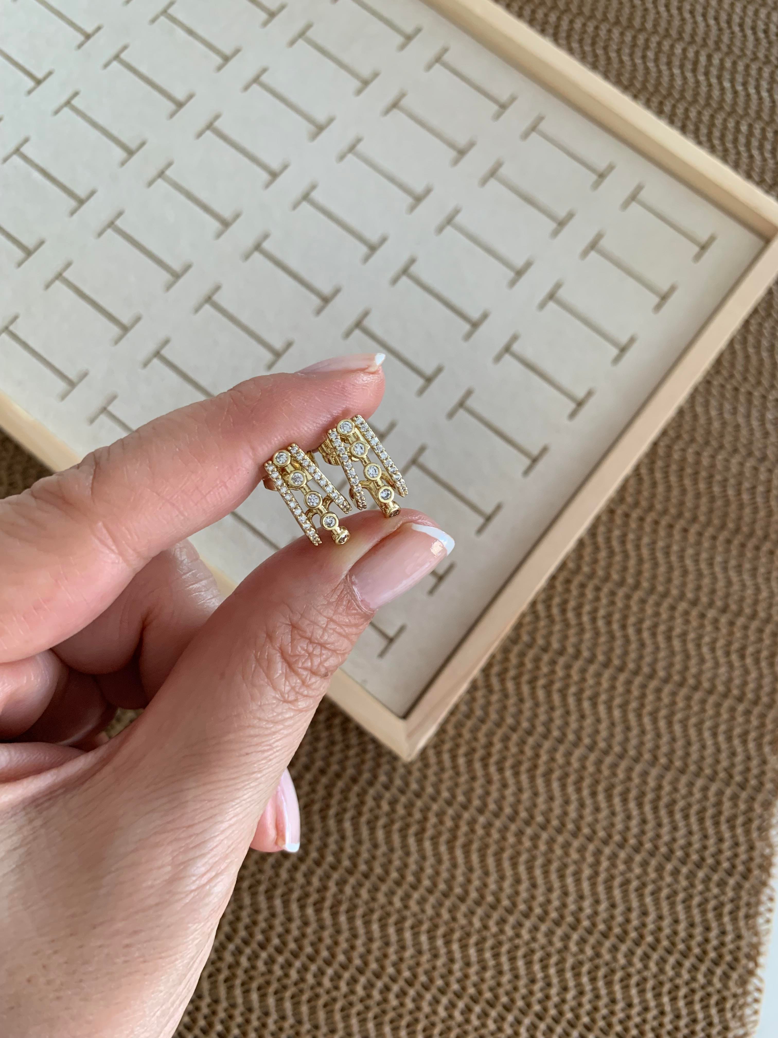 Vip Gold Üç Sıra Zirkon Taşlı U Tasarım Küpe