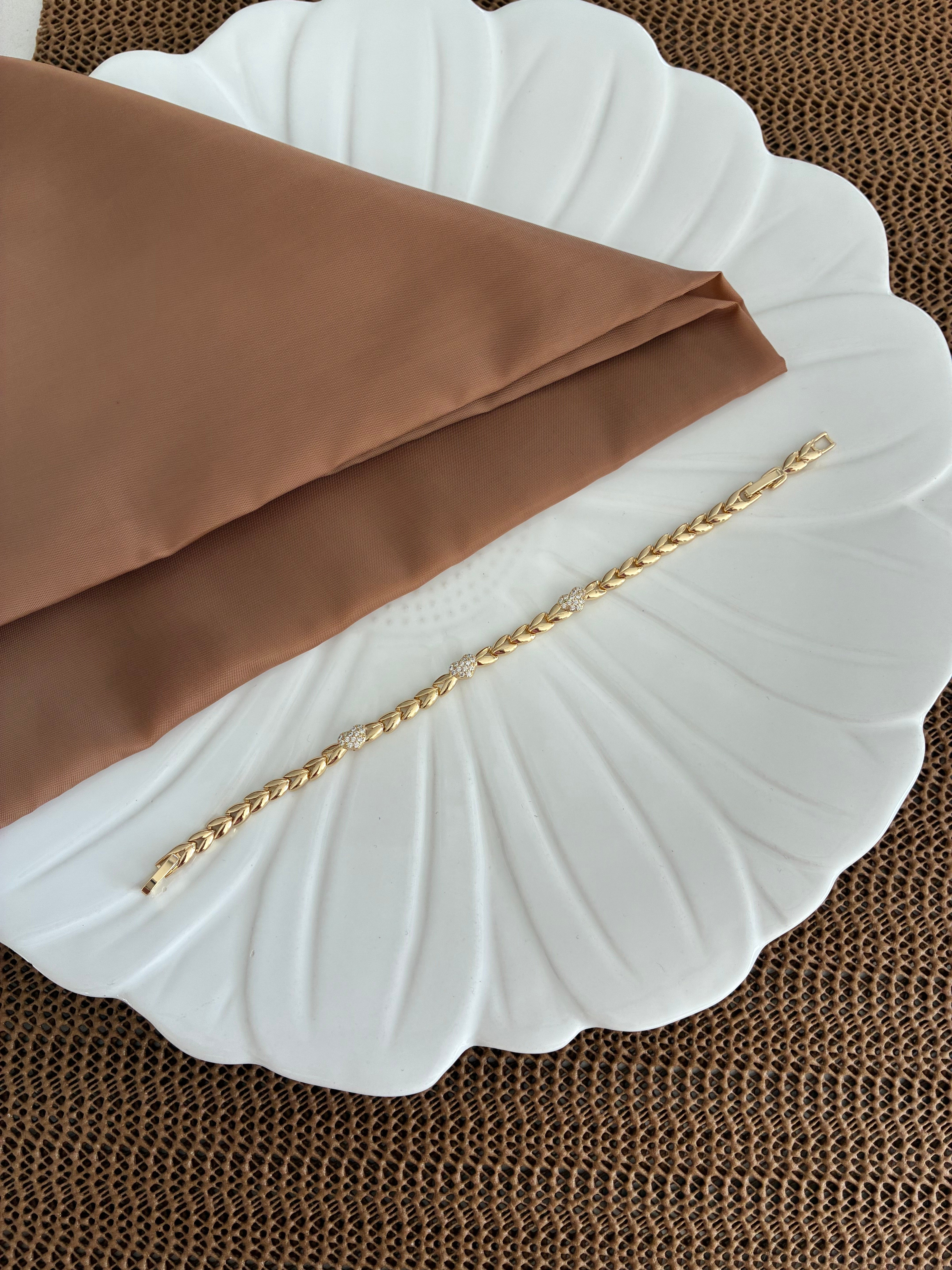 Vip Gold Yaprak Zincir Detaylı Zirkon Taş Kalp Sıralı Bileklik