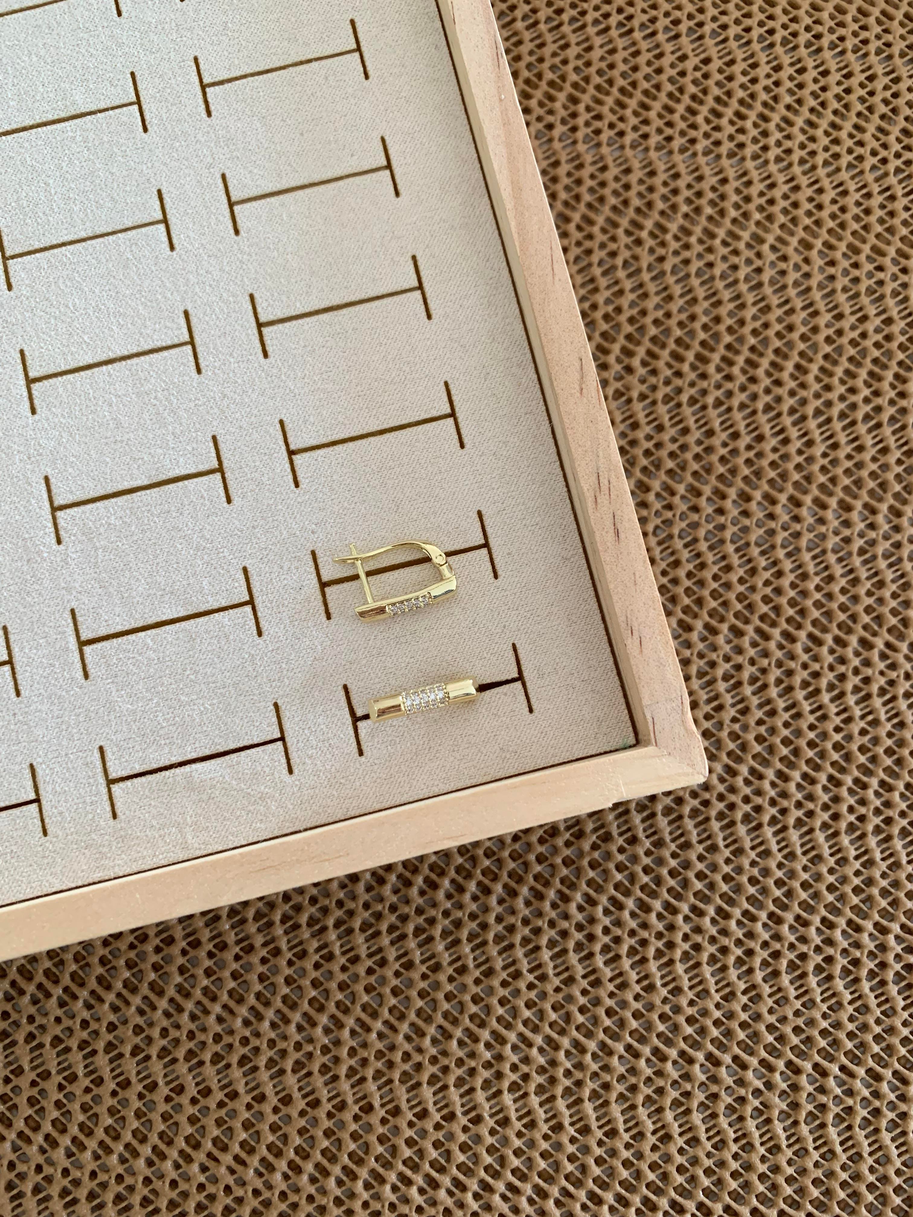 Vip Gold Zirkon Taşlı Biyeli Çubuk U Küpe