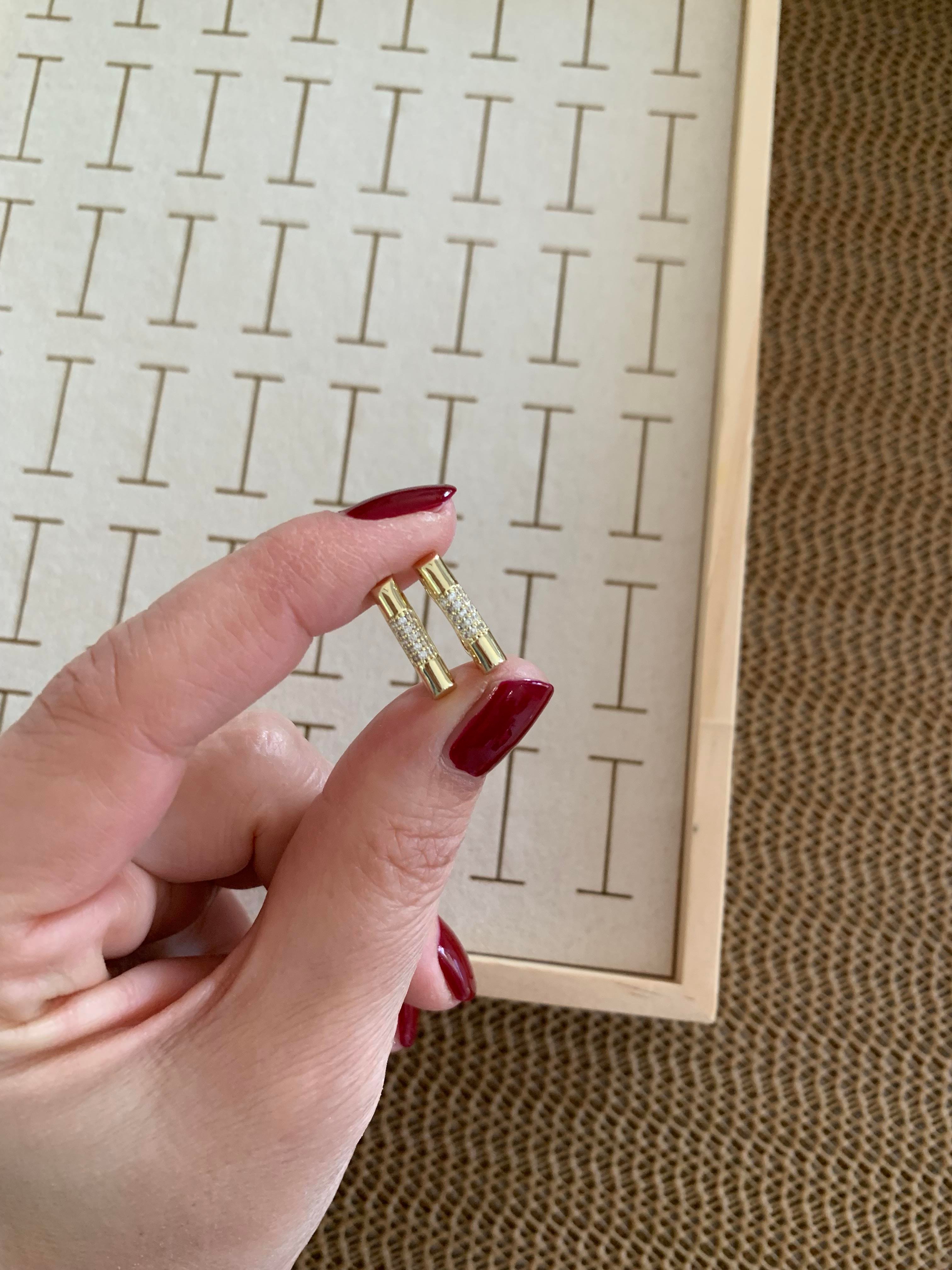 Vip Gold Zirkon Taşlı Biyeli Çubuk U Küpe