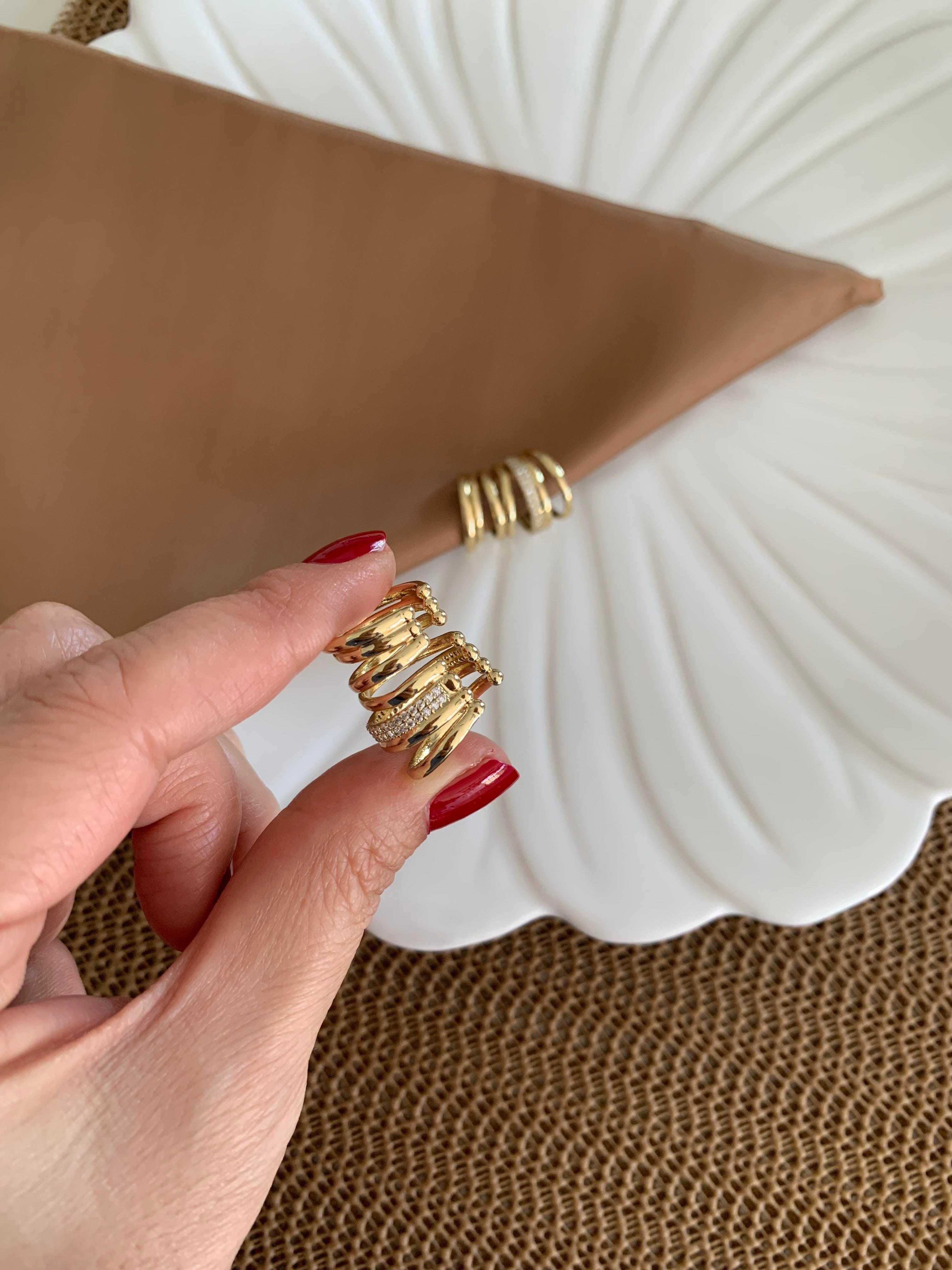 Vip Gold Zirkon Taşlı Bombeli Tasarım Kıkırdak Küpe