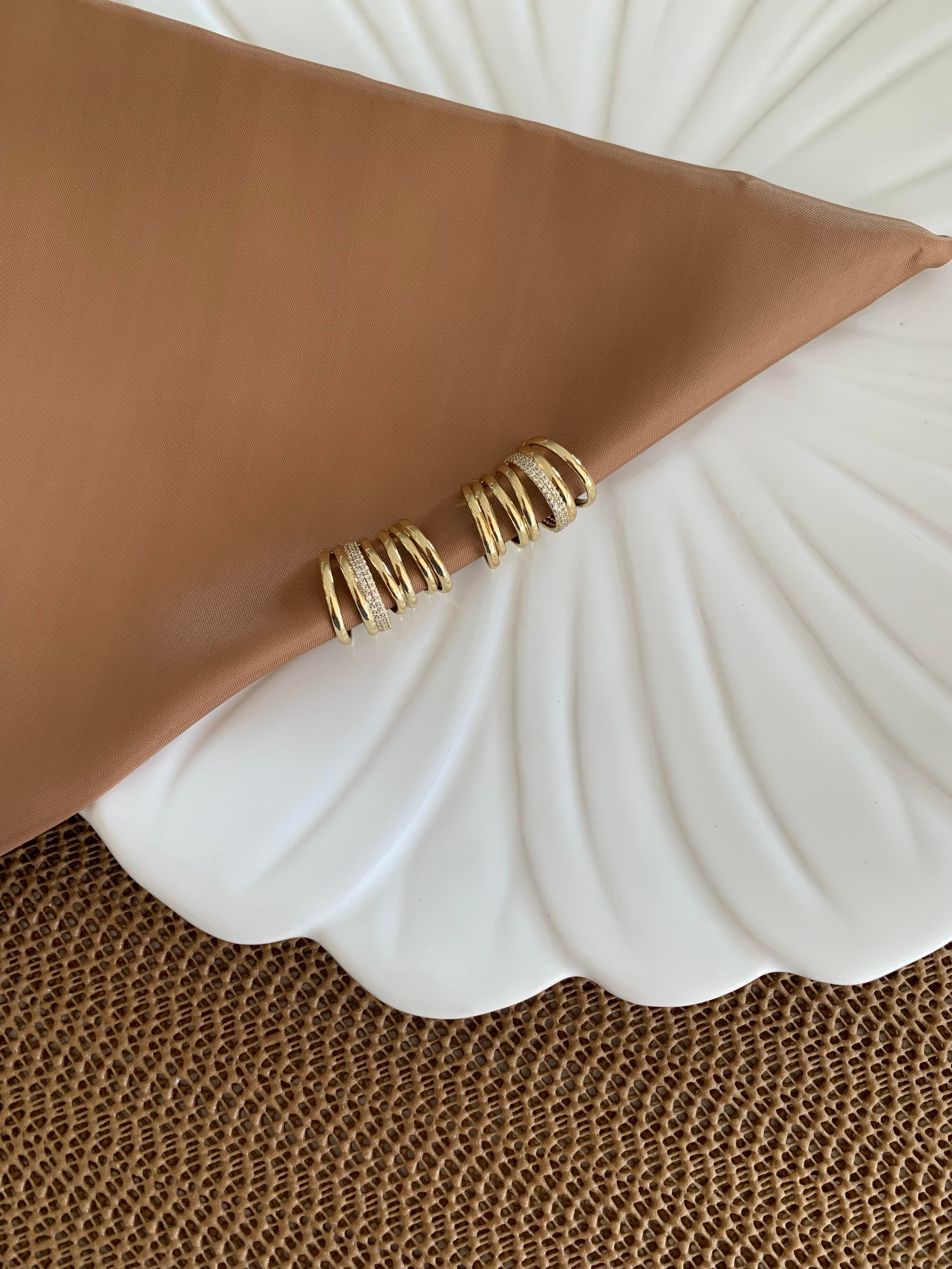 Vip Gold Zirkon Taşlı Bombeli Tasarım Kıkırdak Küpe