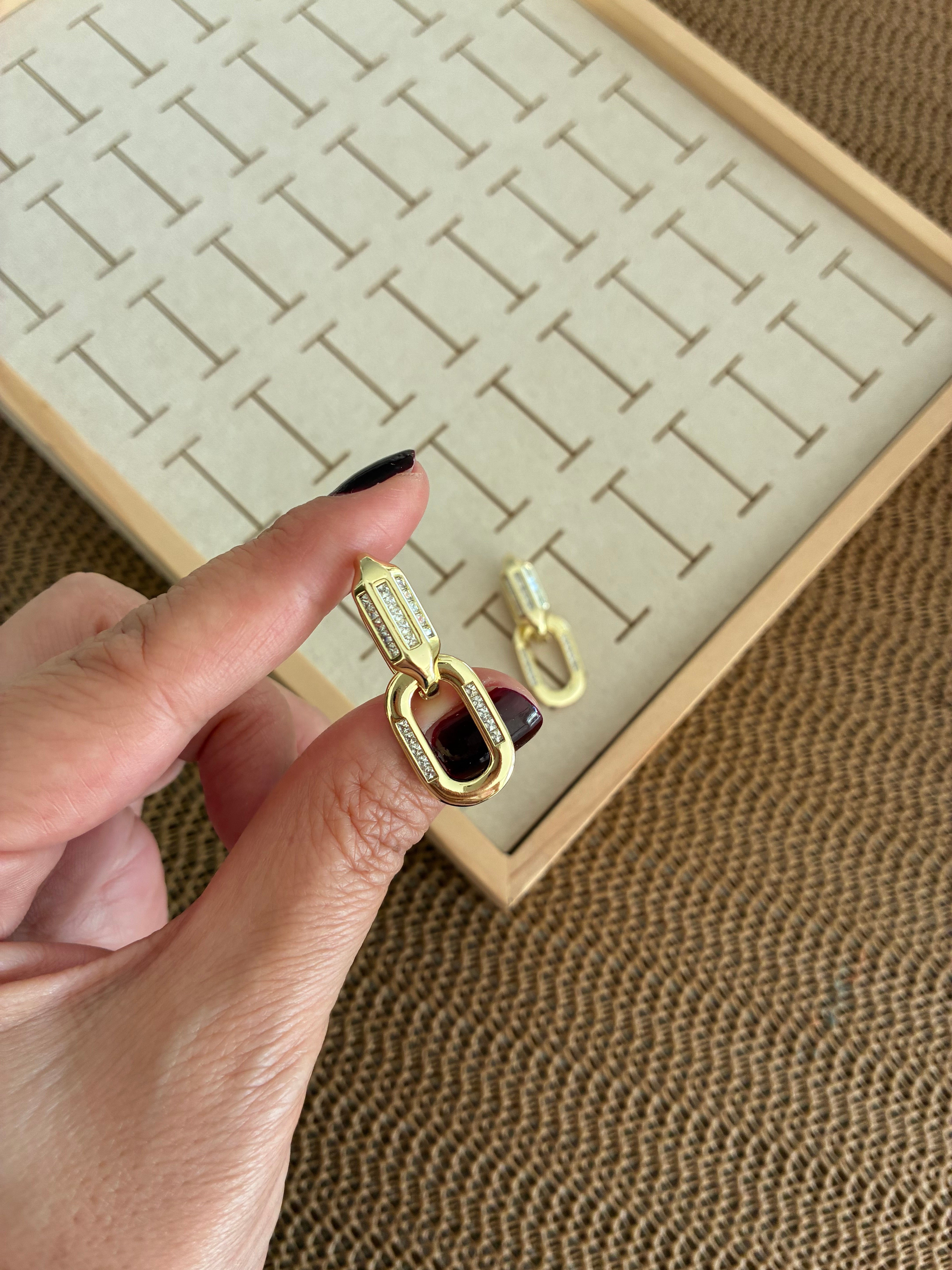 Vip Gold Zirkon Taşlı İç İçe Geçme Ataç Tasarım Küpe