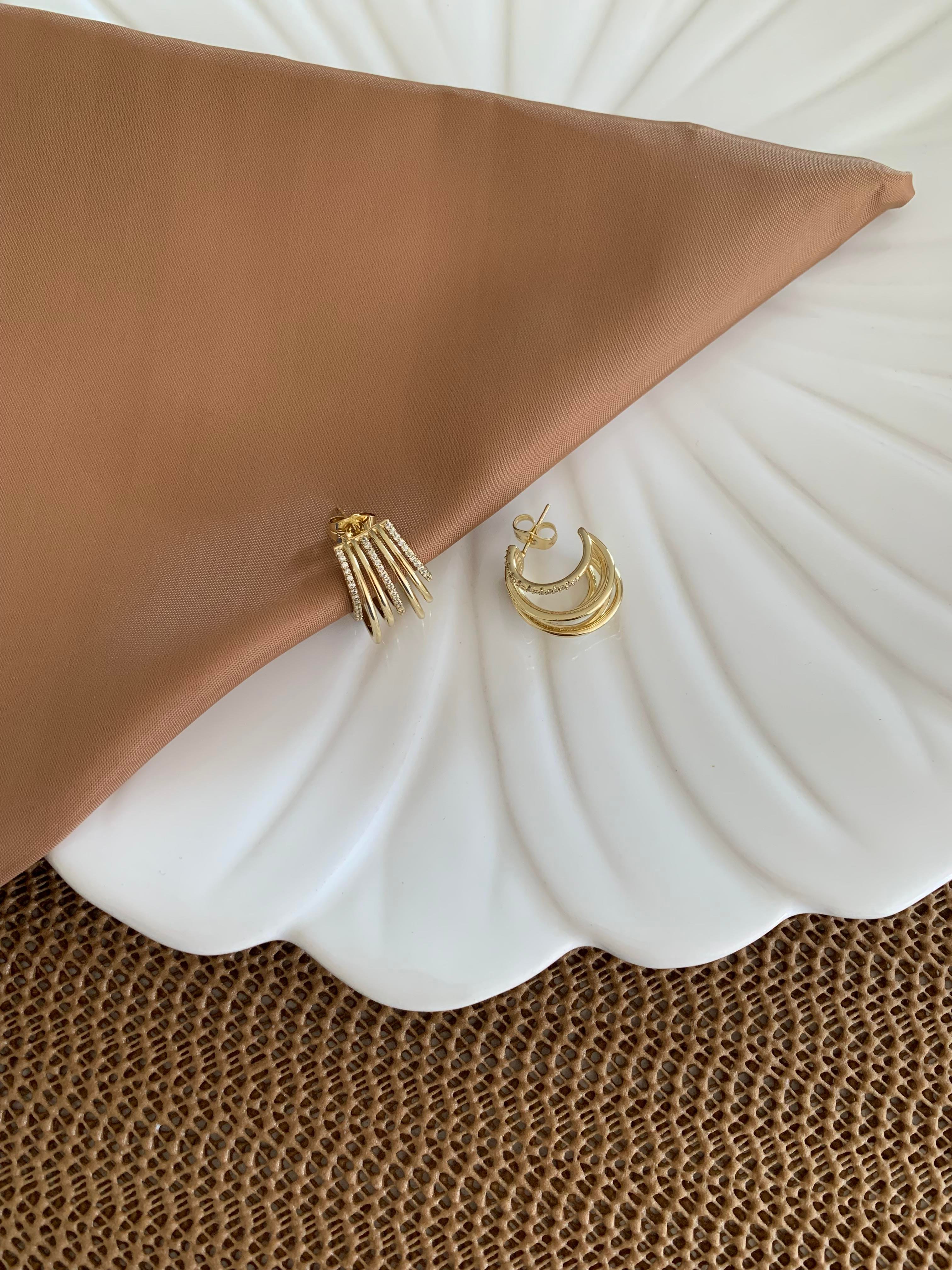 Vip Gold Zirkon Taşlı İnce Bombeli Tasarım Ay Küpe