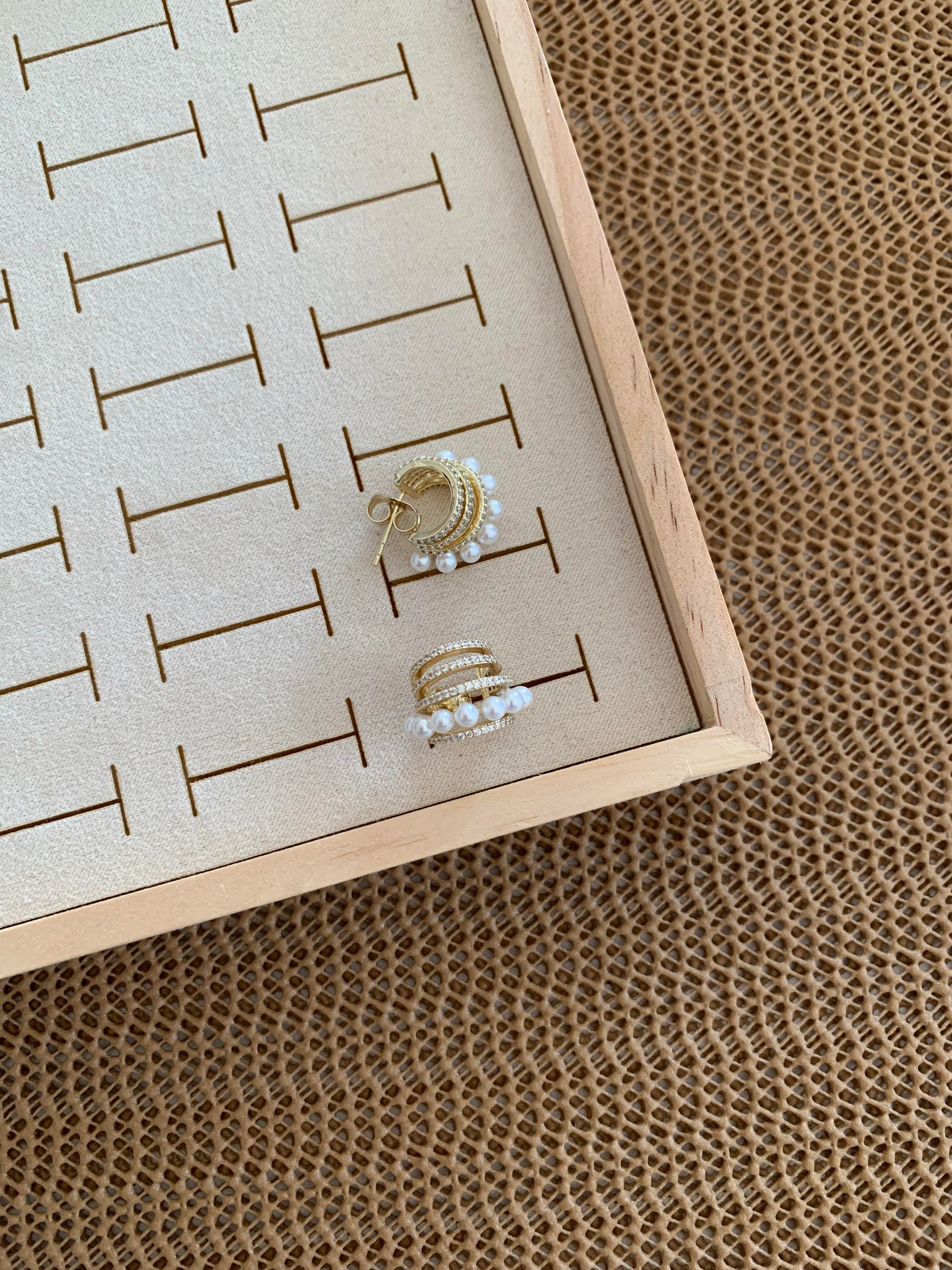 Vip Gold Zirkon Taşlı İnci Detaylı Tasarım Ay Küpe