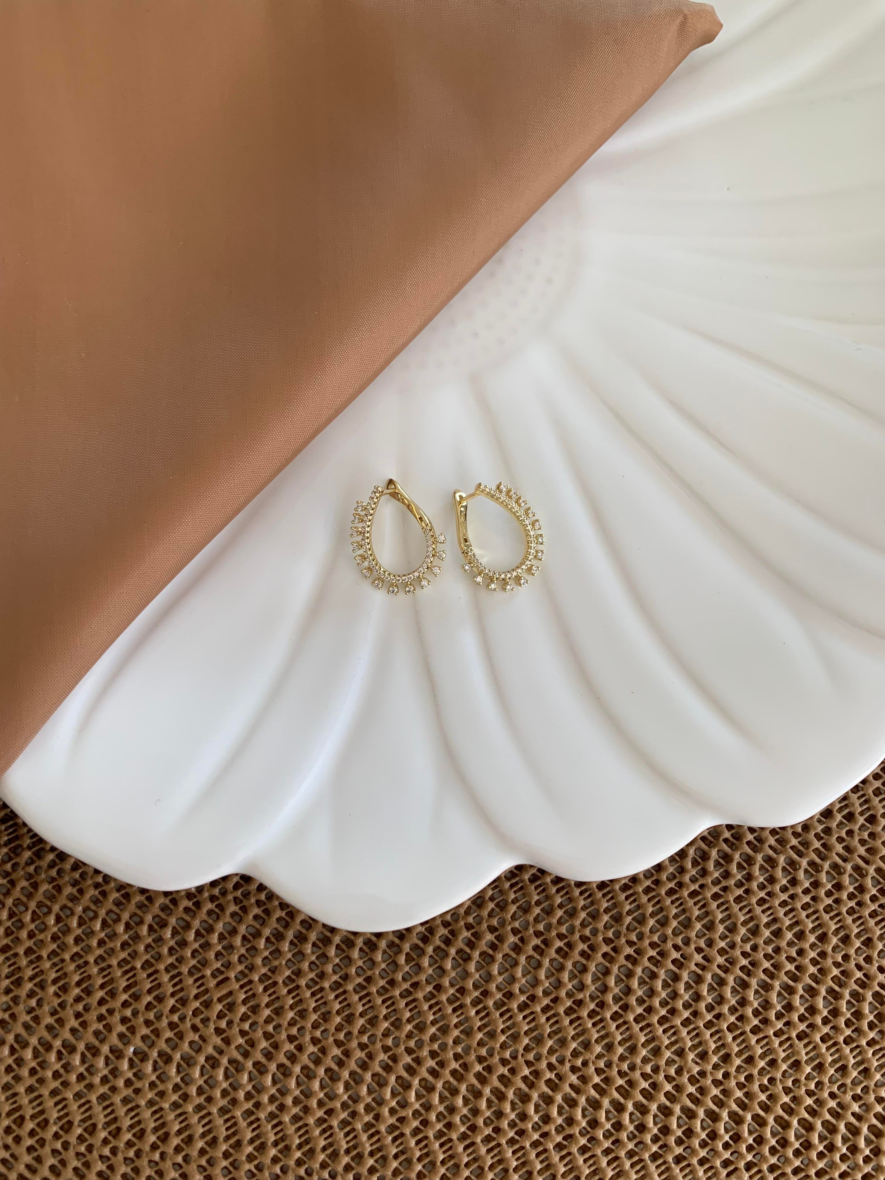 Vip Gold Zirkon Taşlı Kenarı Üçgen Ay Tasarım Küpe