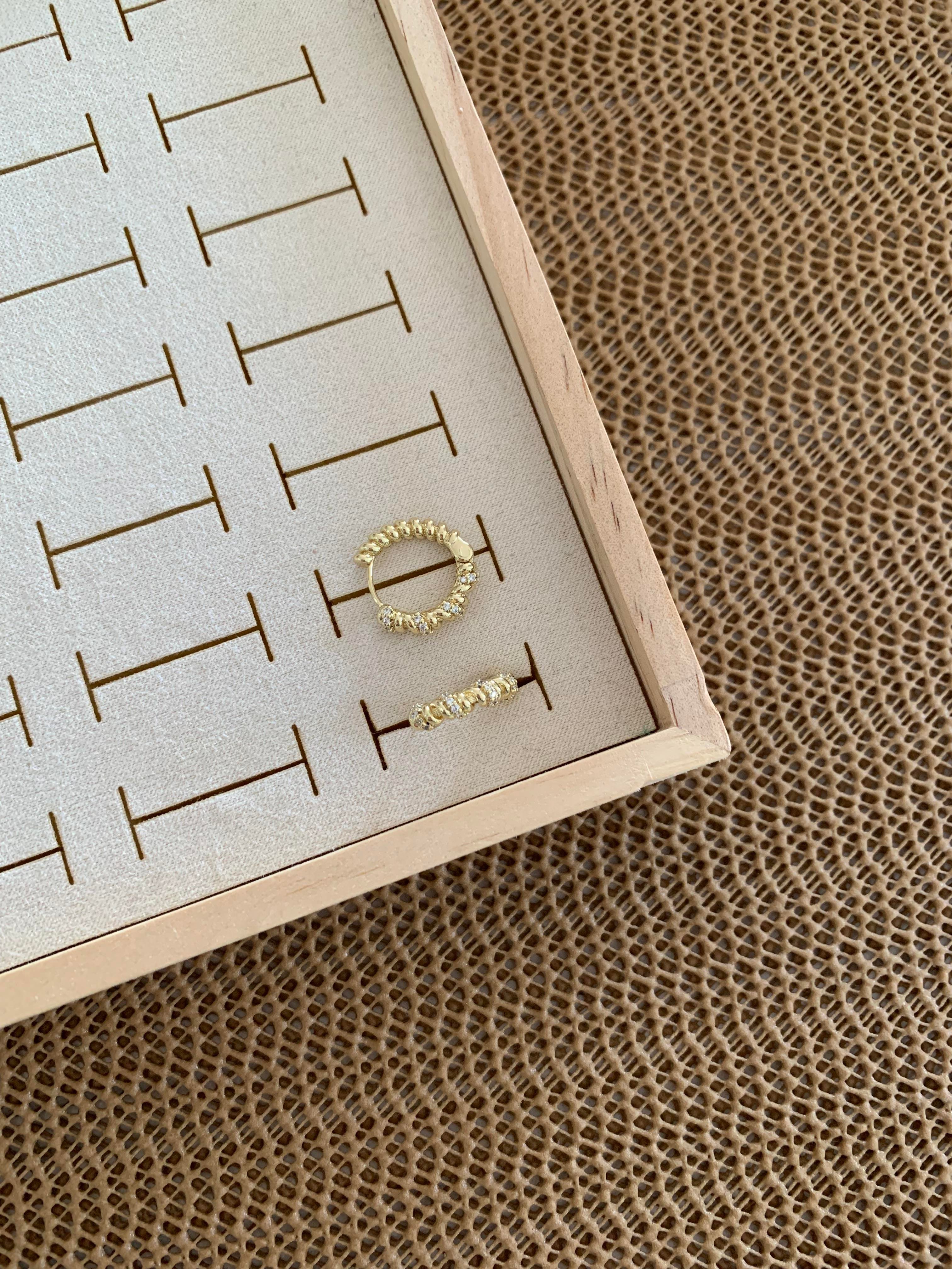 Vip Gold Zirkon Taşlı Kıvrımlı Halka Küpe