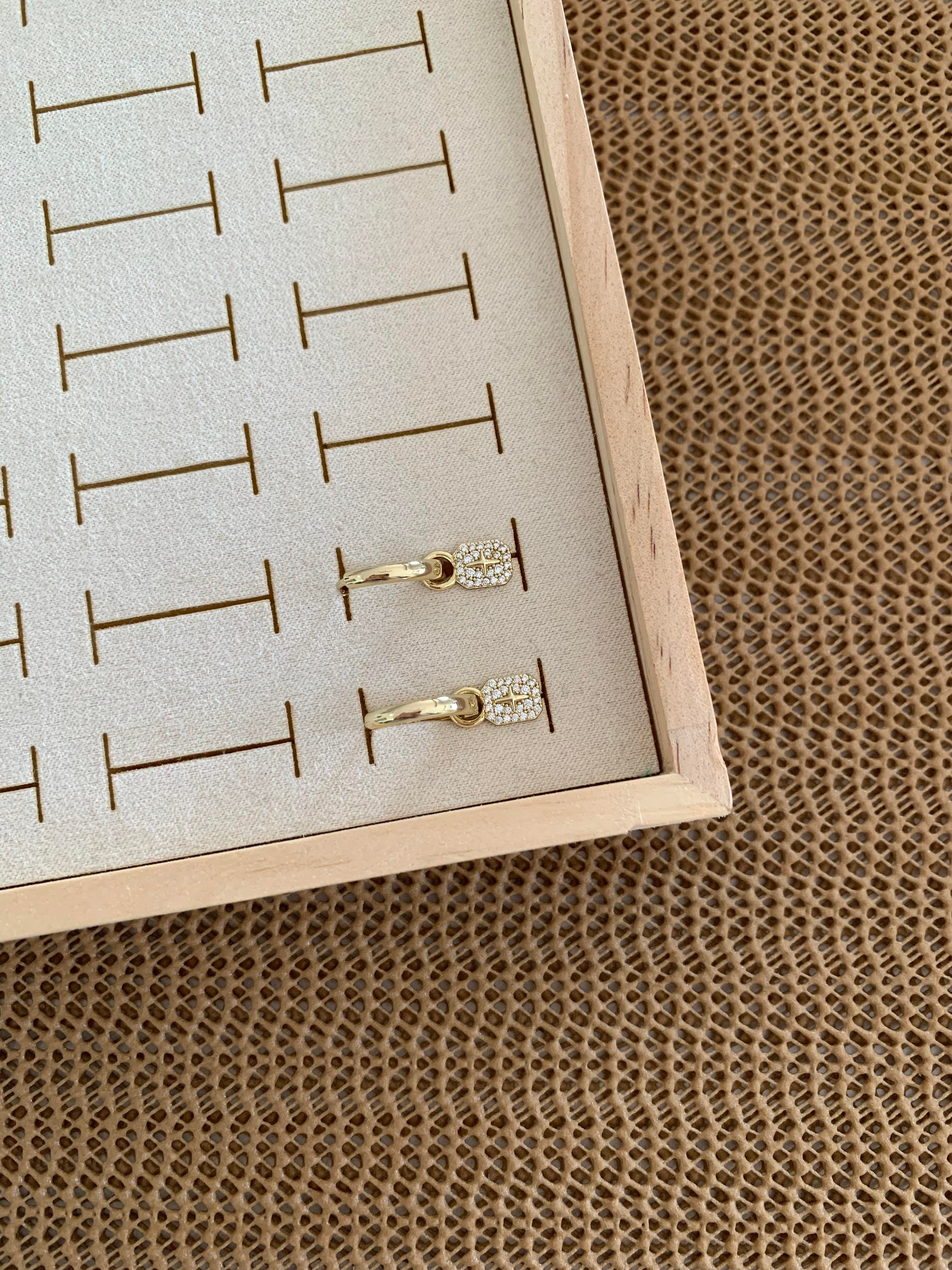 Vip Gold Zirkon Taşlı Mini Kare Yıldız Detalı Halka Küpe