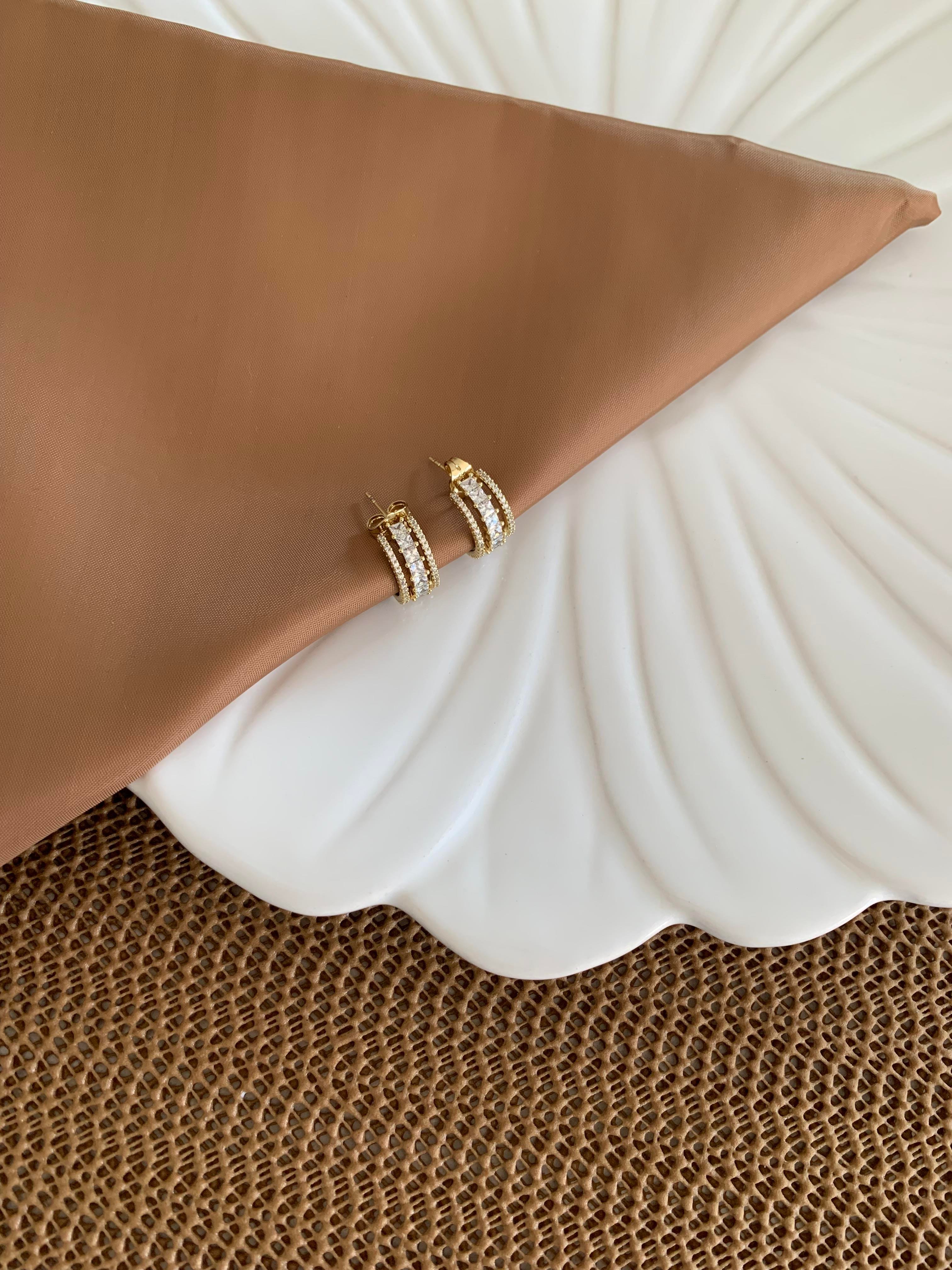 Vip Gold Zirkon Taşlı Ortası Baget Taş Sıralı Ay Halka Küpe